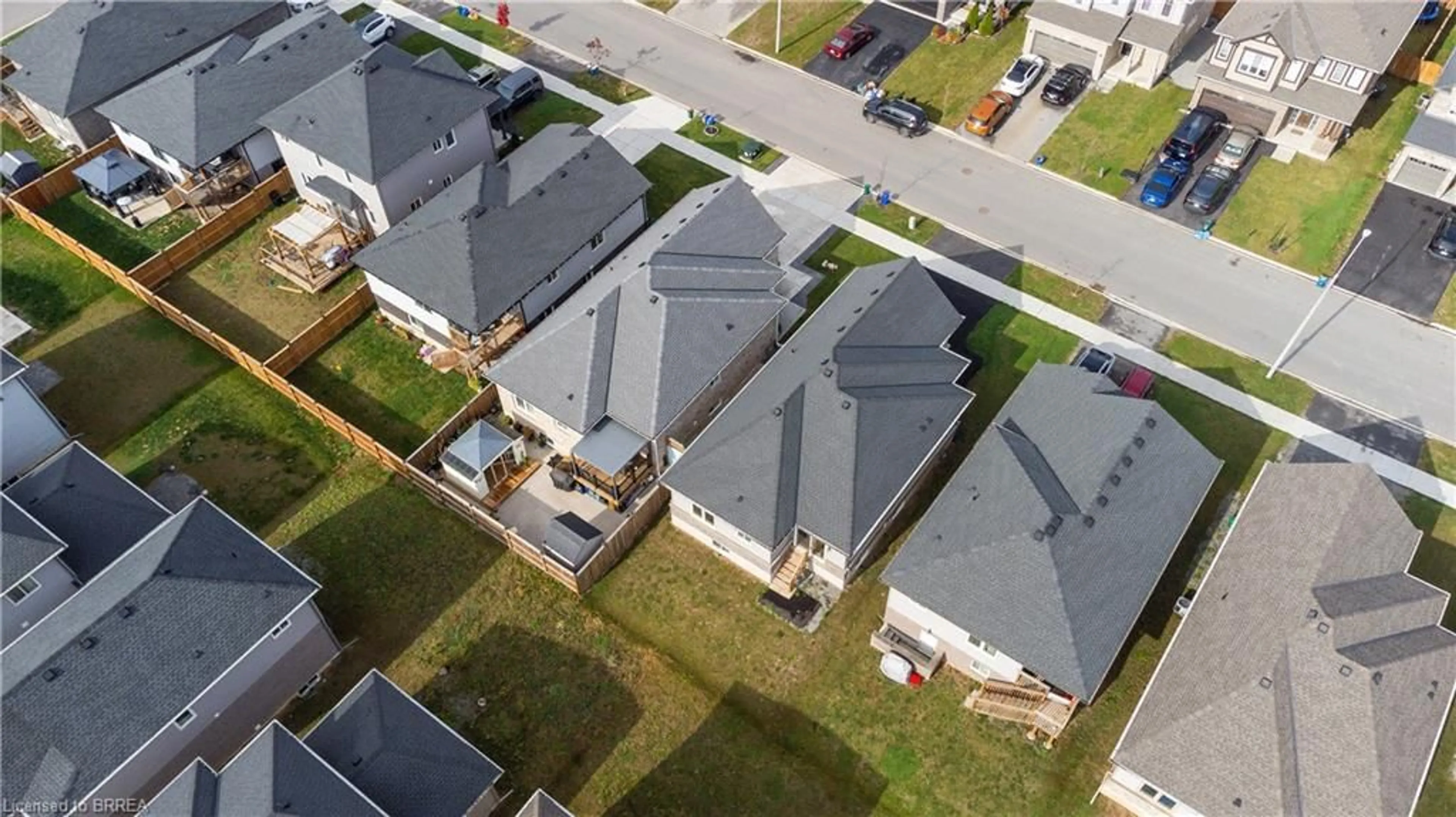 A pic from outside/outdoor area/front of a property/back of a property/a pic from drone, street for 11 Tucker St, Thorold Ontario L2V 0G3