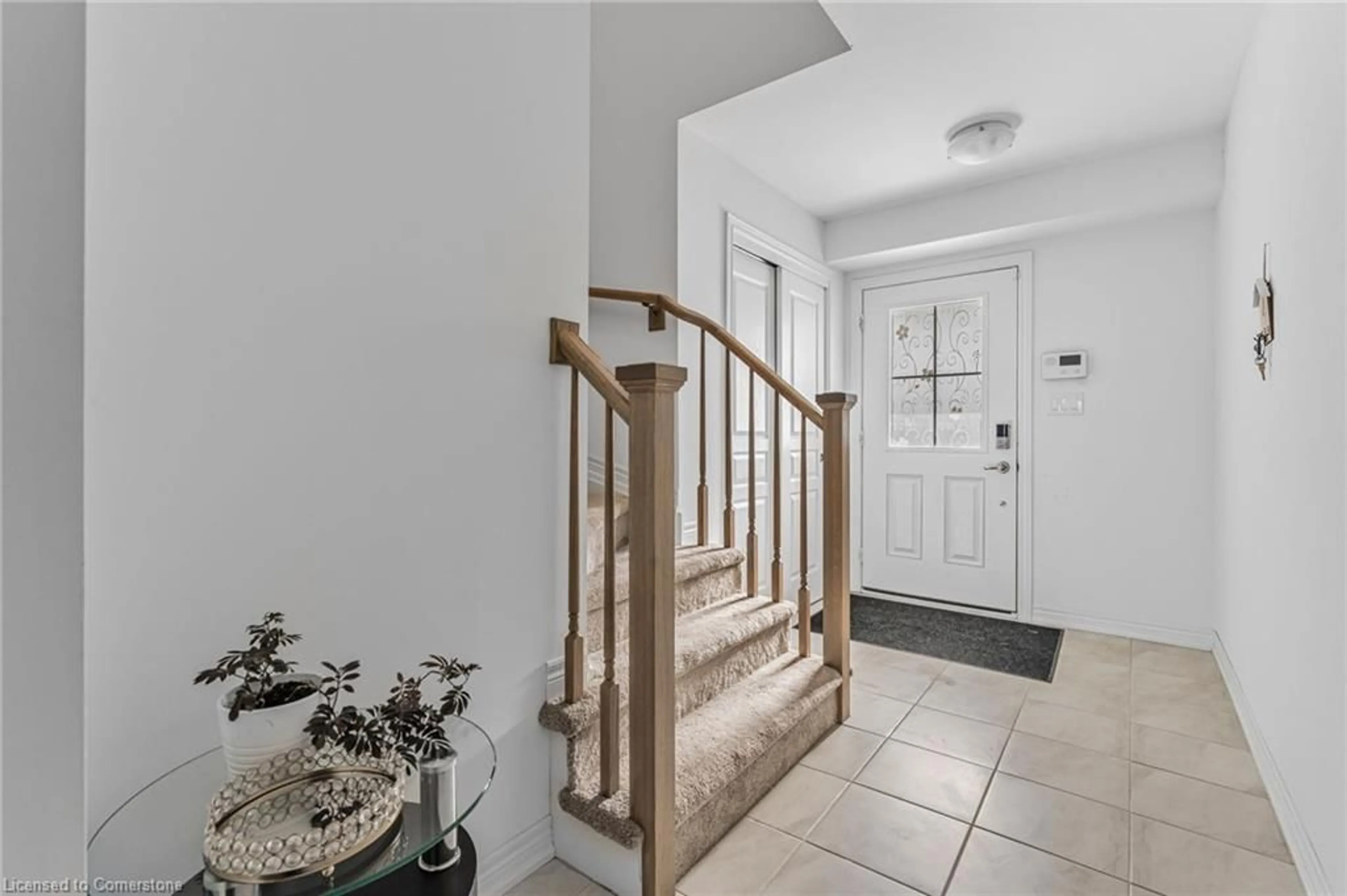 Indoor entryway for 72 Monarchy St, Welland Ontario L3C 0E6