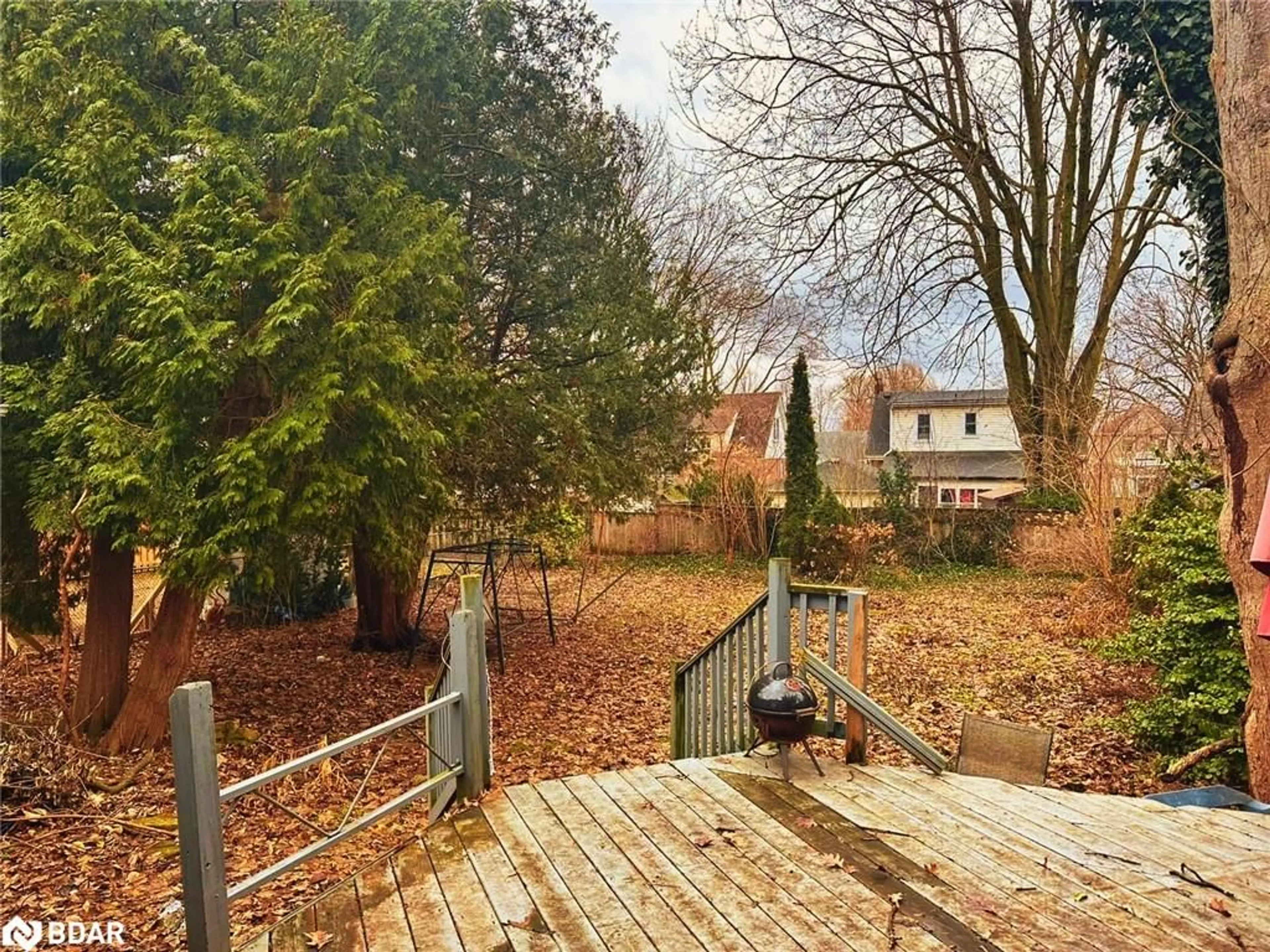 A pic from outside/outdoor area/front of a property/back of a property/a pic from drone, forest/trees view for 6366 Barker St, Niagara Falls Ontario N2G 1Y7