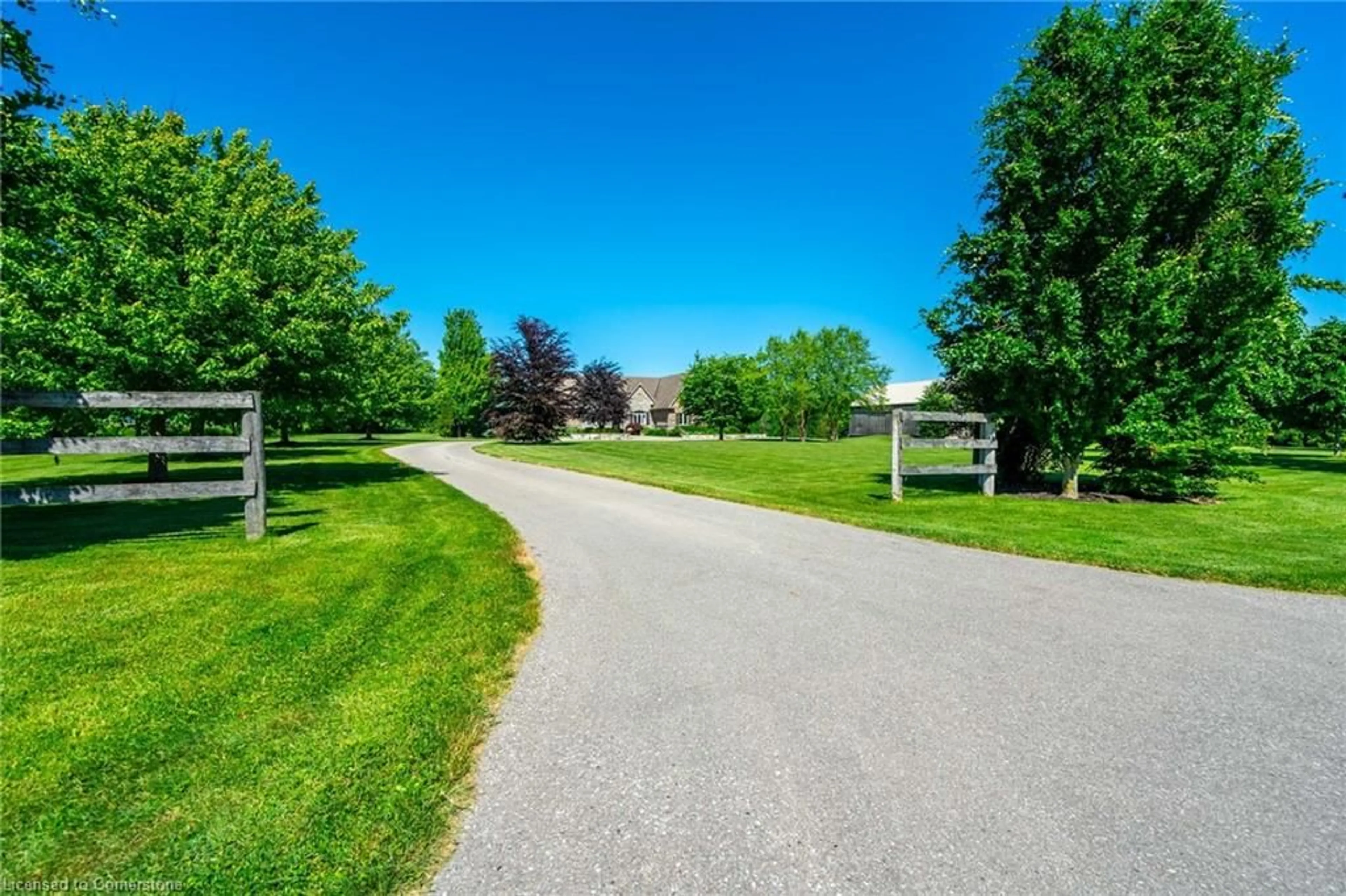 A pic from outside/outdoor area/front of a property/back of a property/a pic from drone, street for 1068 Wyatt Rd, Flamborough Ontario L8B 1A3