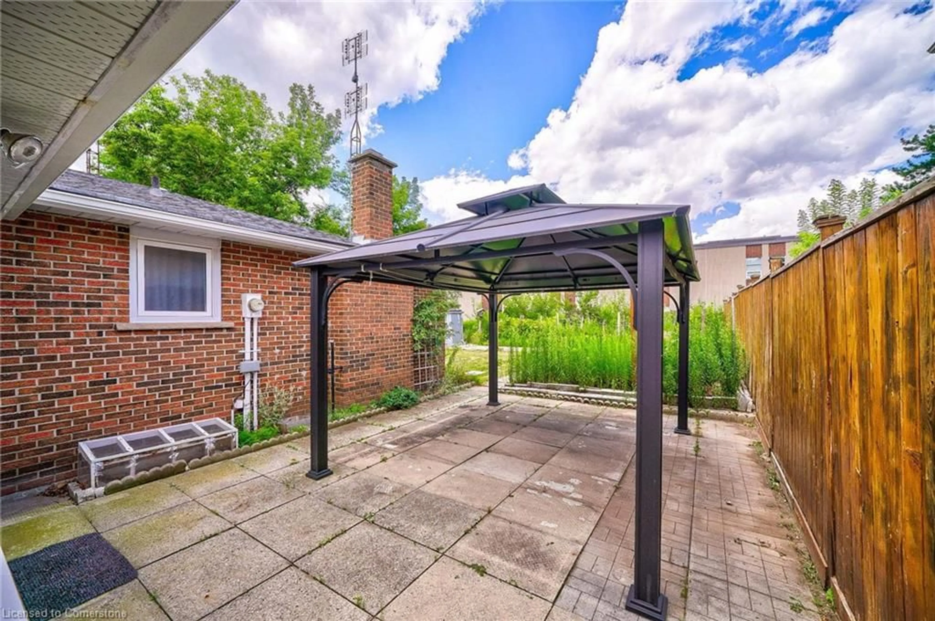 Patio, street for 211 Cherry Post Dr, Peel Ontario L5A 1J1