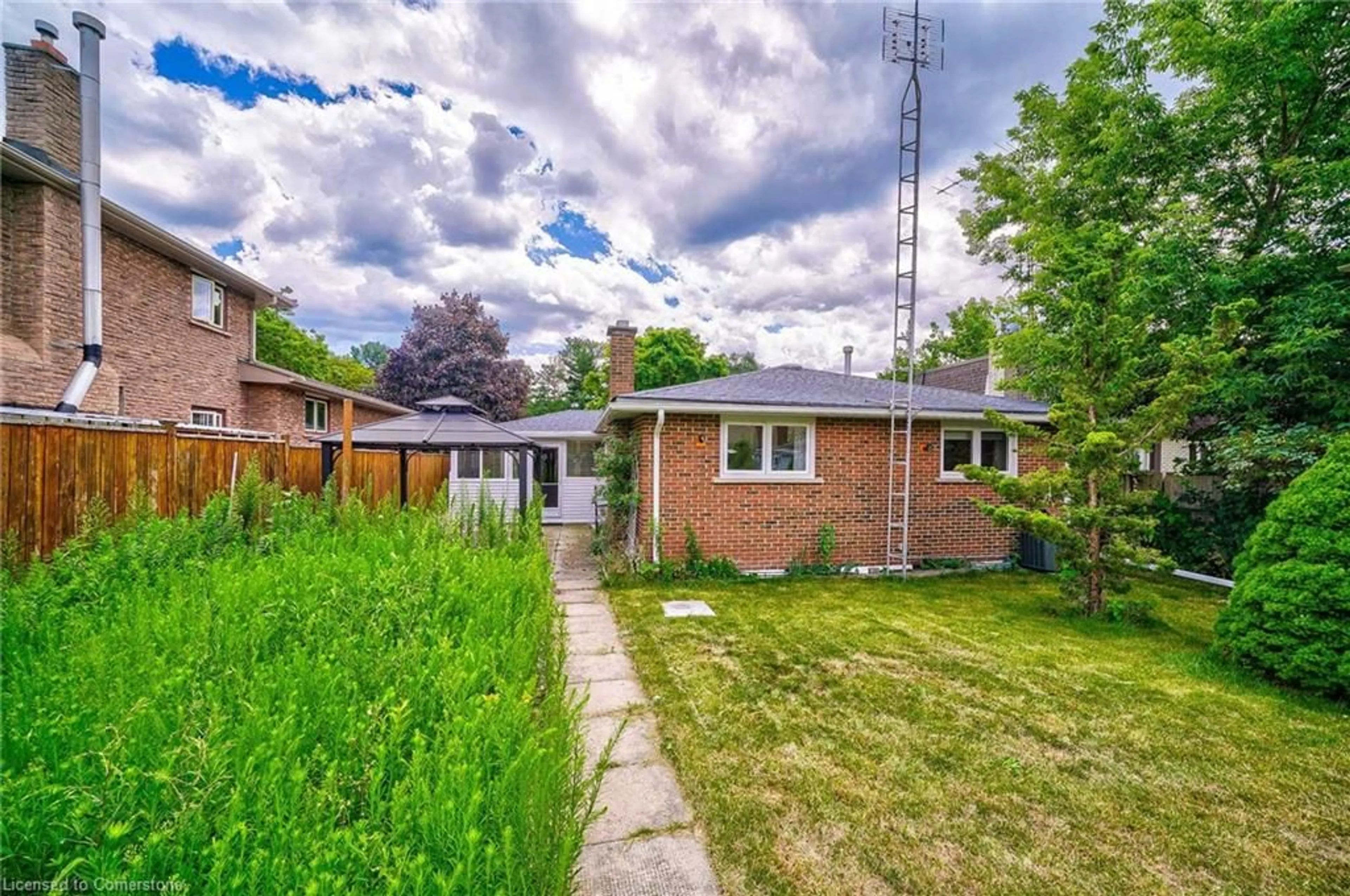 Patio, street for 211 Cherry Post Dr, Peel Ontario L5A 1J1