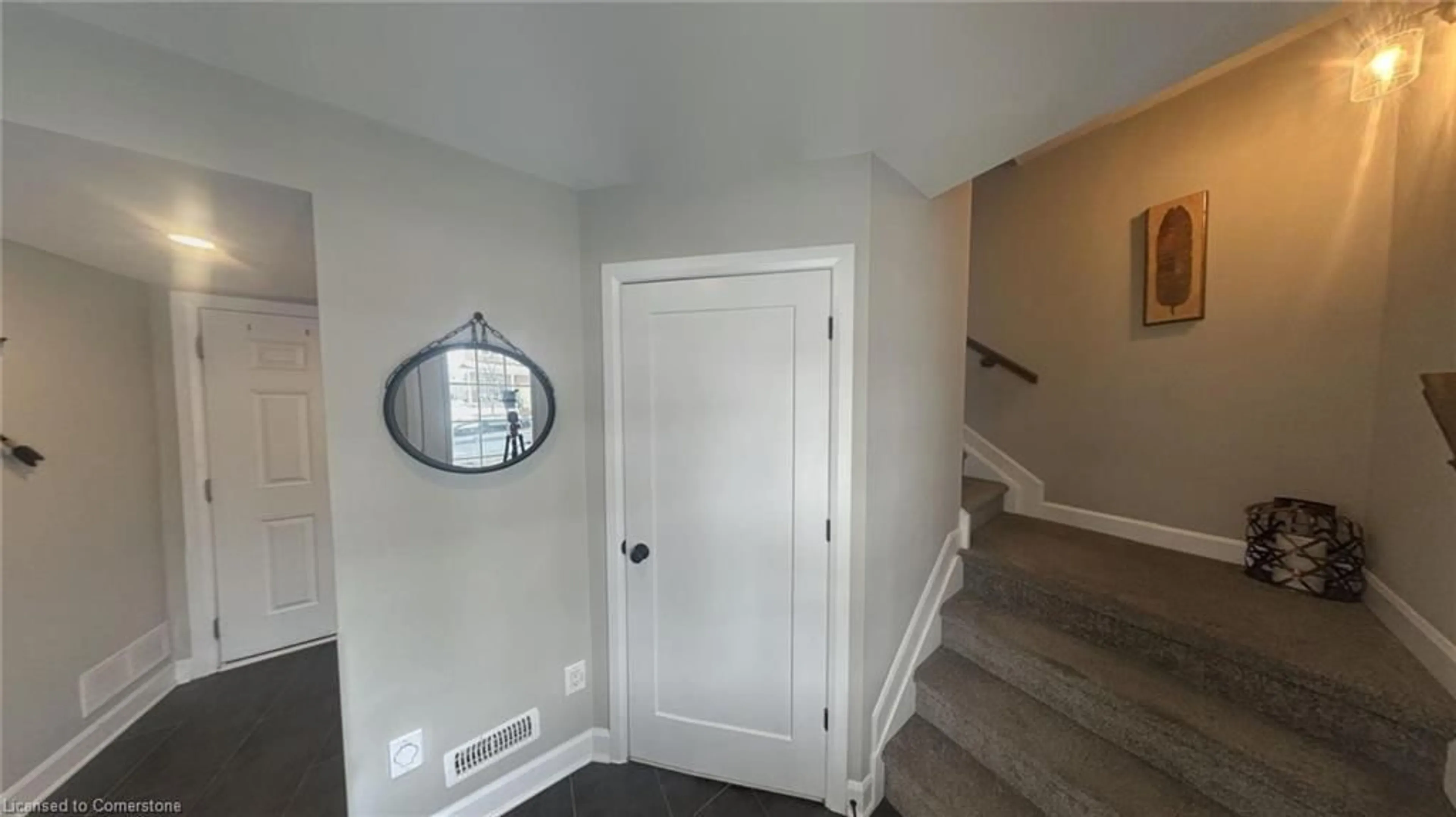 Indoor entryway for 500 Thimbleberry Row, Orleans Ontario K4A 1C4