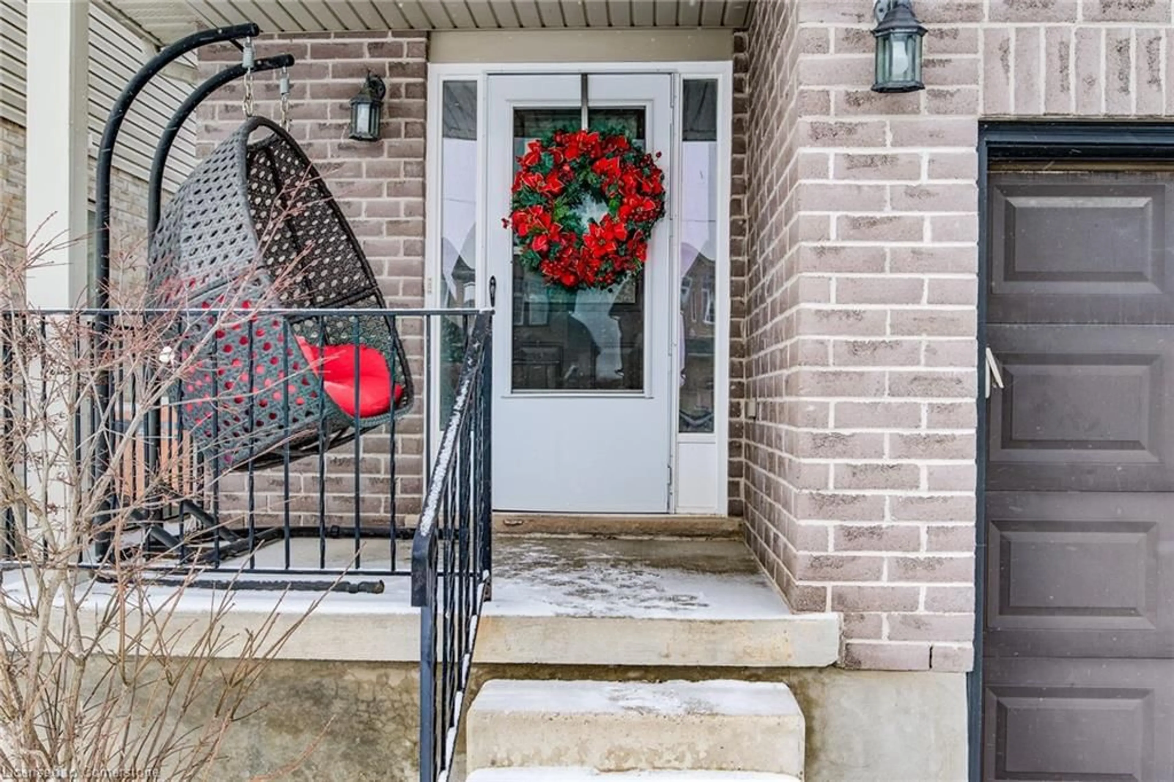 Indoor entryway for 1377 Old Zeller Dr, Kitchener Ontario N2A 0C6