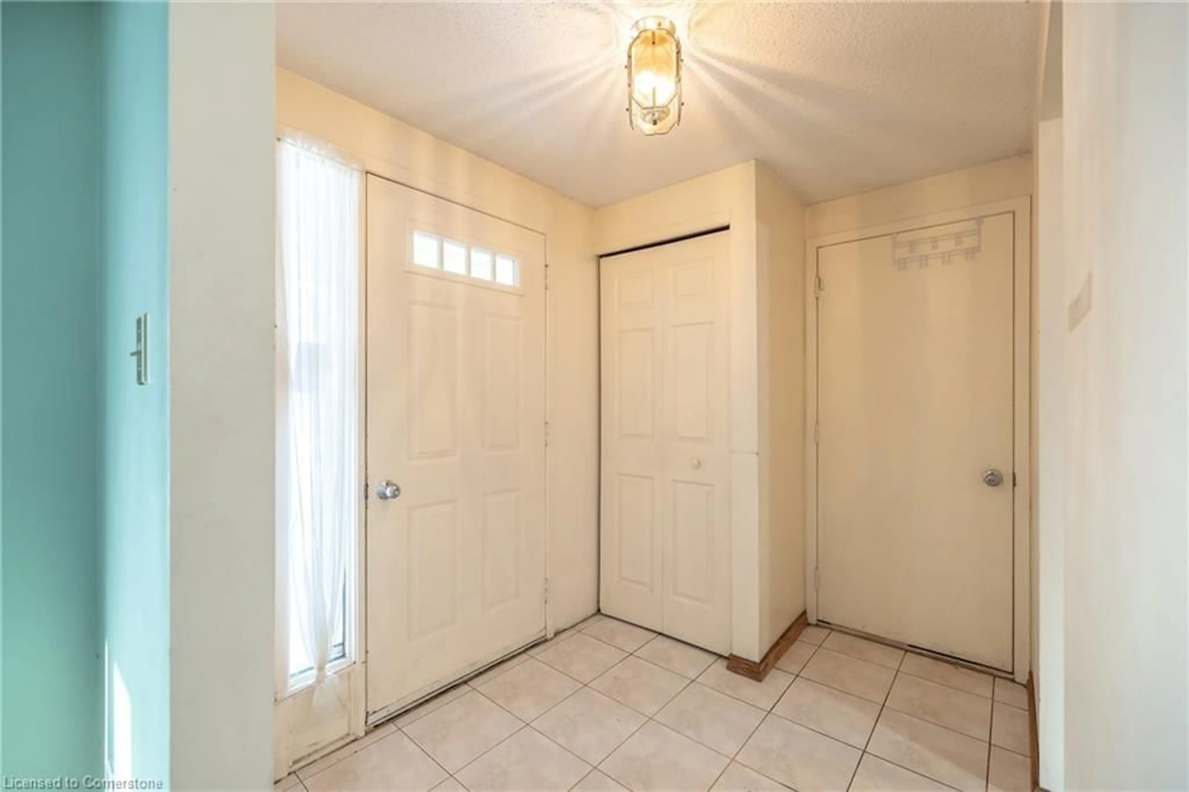 Indoor entryway for 476 Scotchmere Crt, Waterloo Ontario N2K 3E6