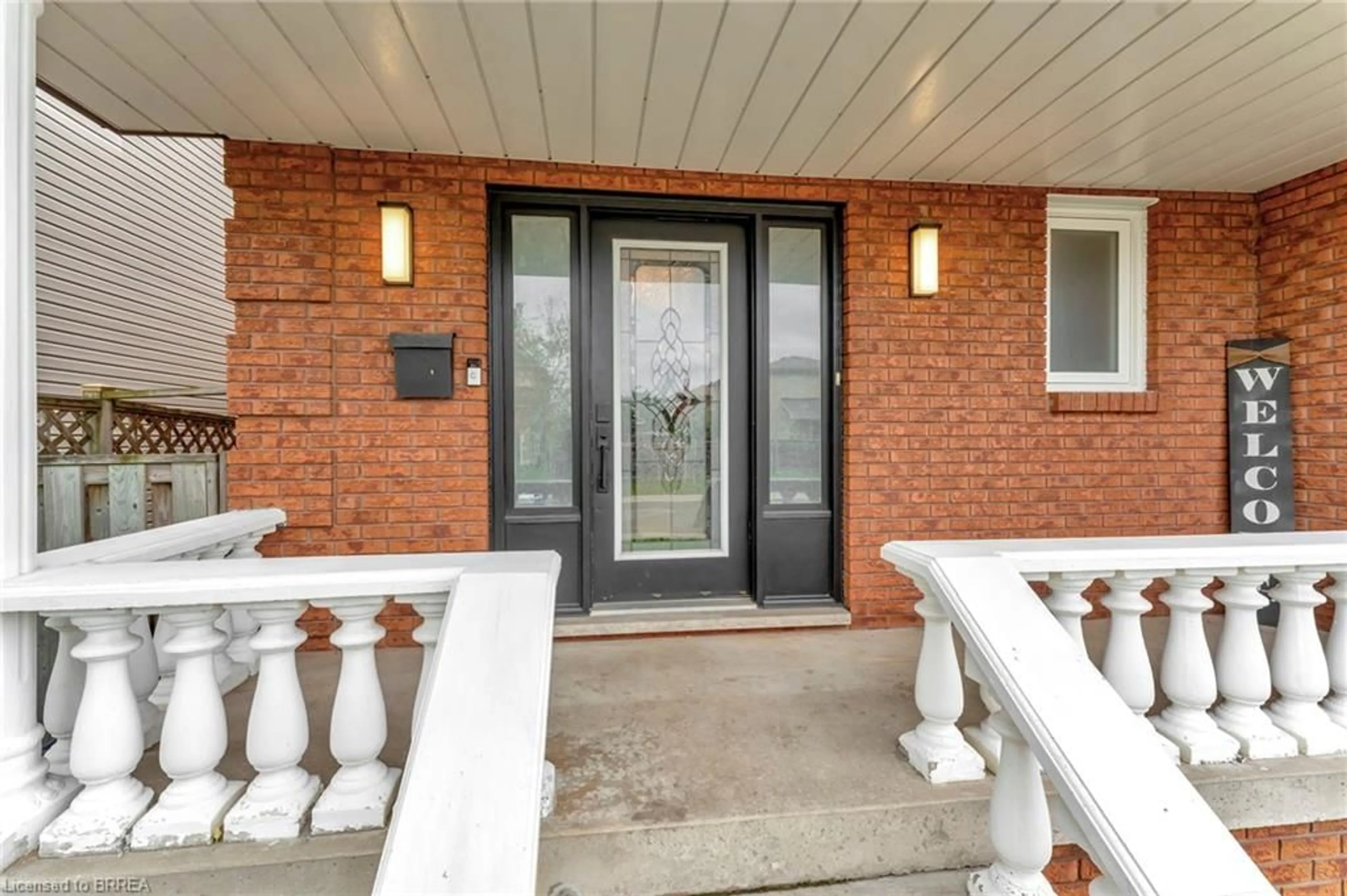 Indoor entryway for 14 Federal St, Stoney Creek Ontario L8E 4P7