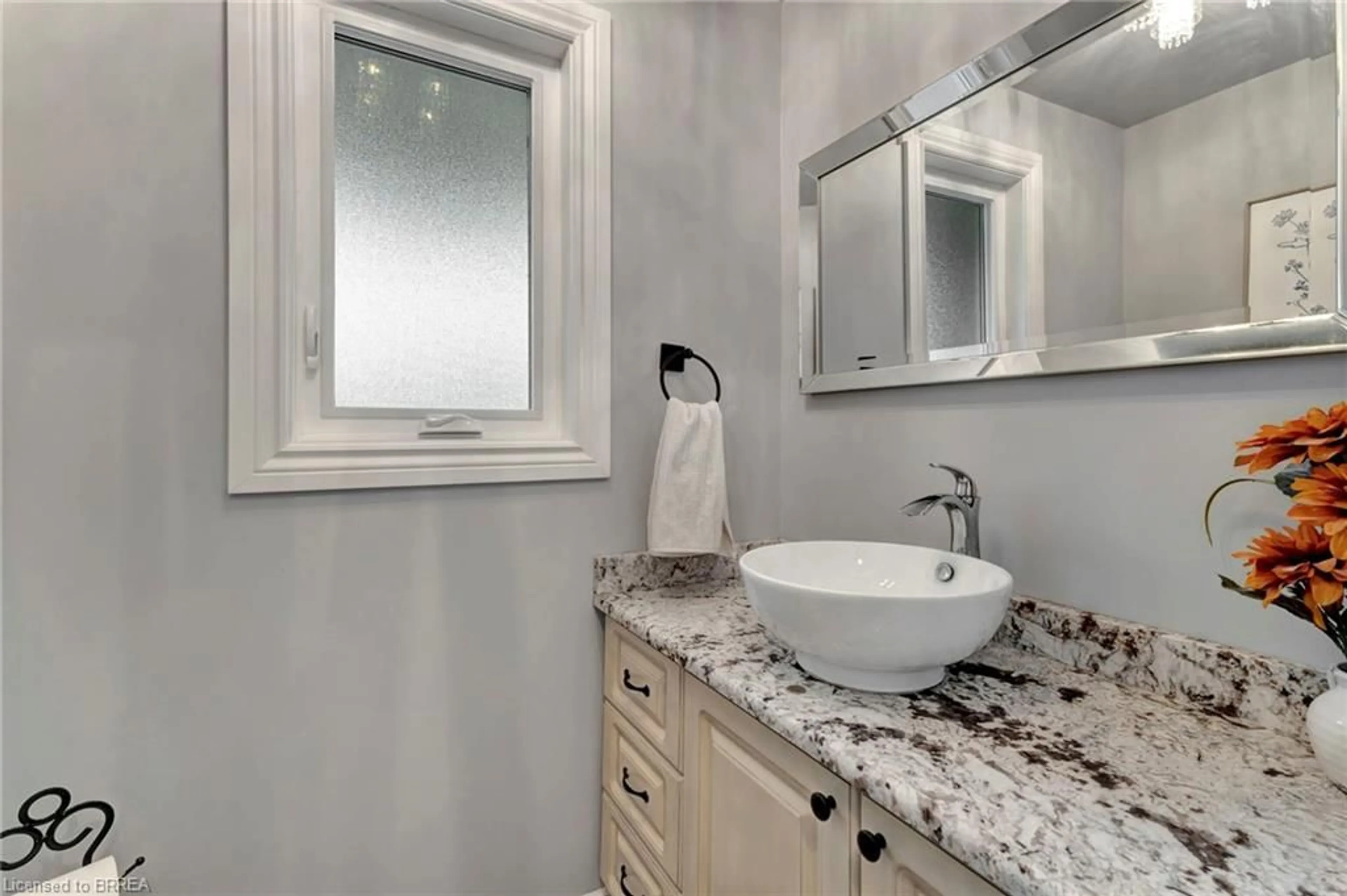 Contemporary bathroom, ceramic/tile floor for 14 Federal St, Stoney Creek Ontario L8E 4P7