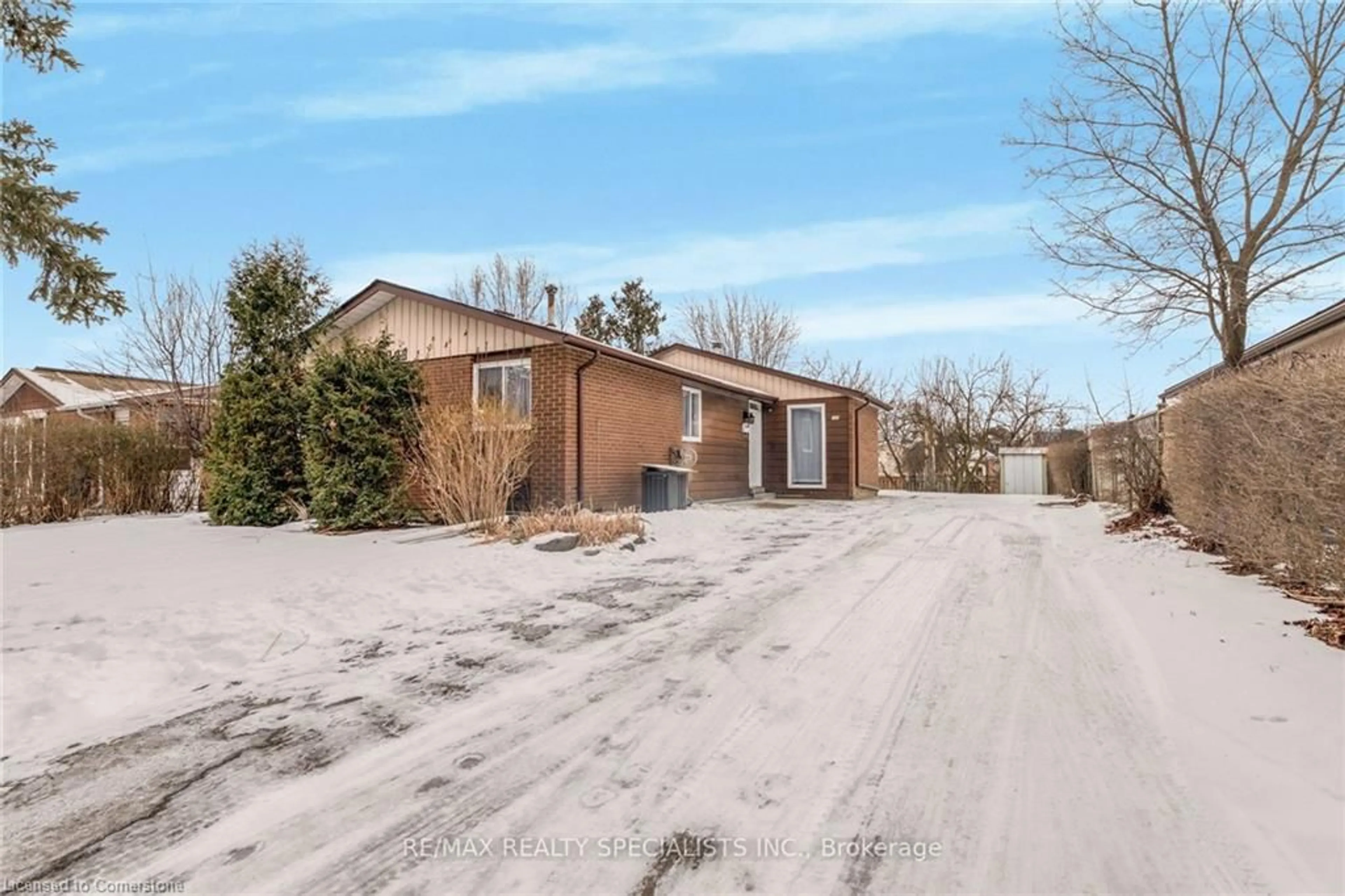 A pic from outside/outdoor area/front of a property/back of a property/a pic from drone, street for 198 Folkstone Cres, Brampton Ontario L6T 3N3