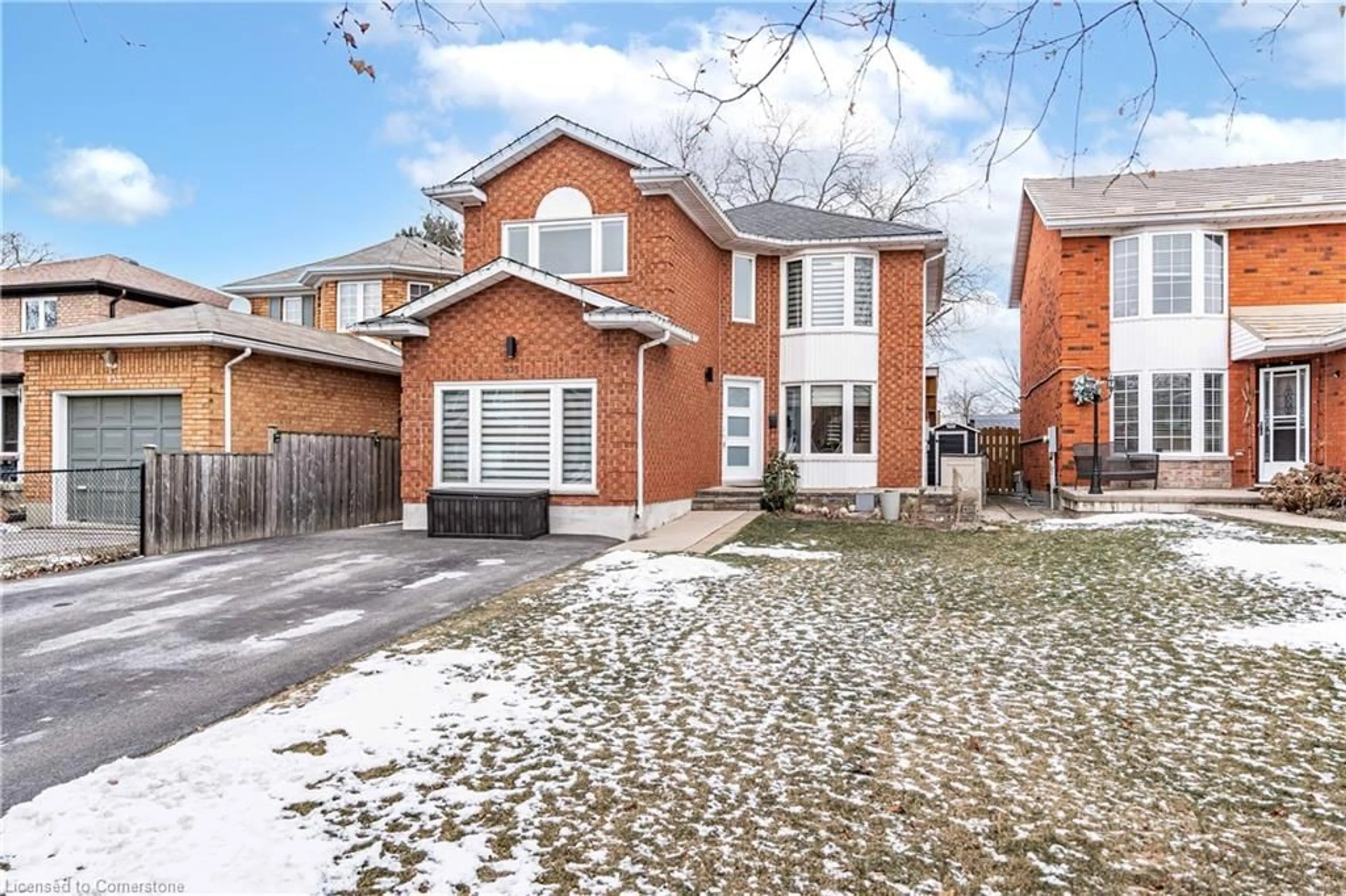 Home with brick exterior material, street for 935 Glendale Crt, Burlington Ontario L7R 4J3