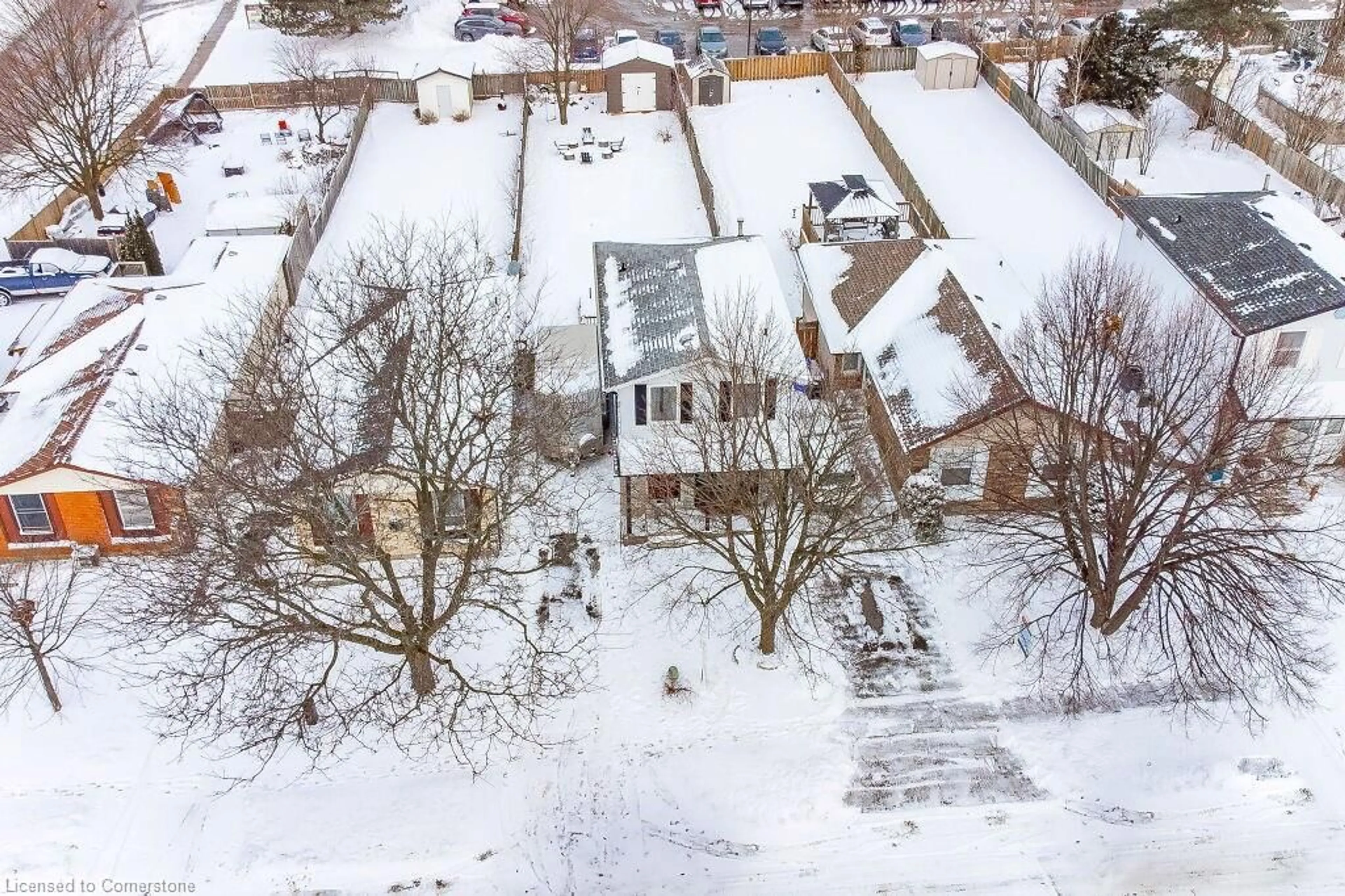 A pic from outside/outdoor area/front of a property/back of a property/a pic from drone, street for 158 Carter Cres, Cambridge Ontario N1R 6A9