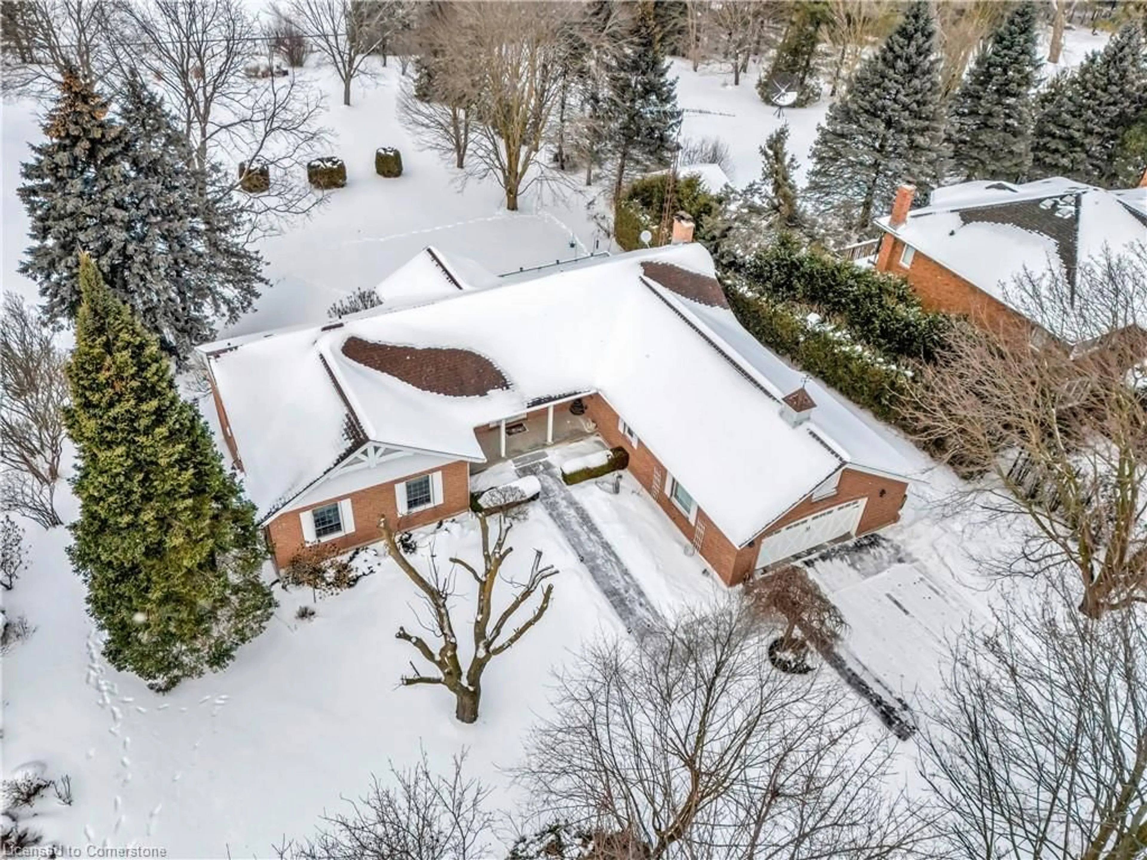 A pic from outside/outdoor area/front of a property/back of a property/a pic from drone, street for 418 Country Squire Rd, Waterloo Ontario N2J 4G8