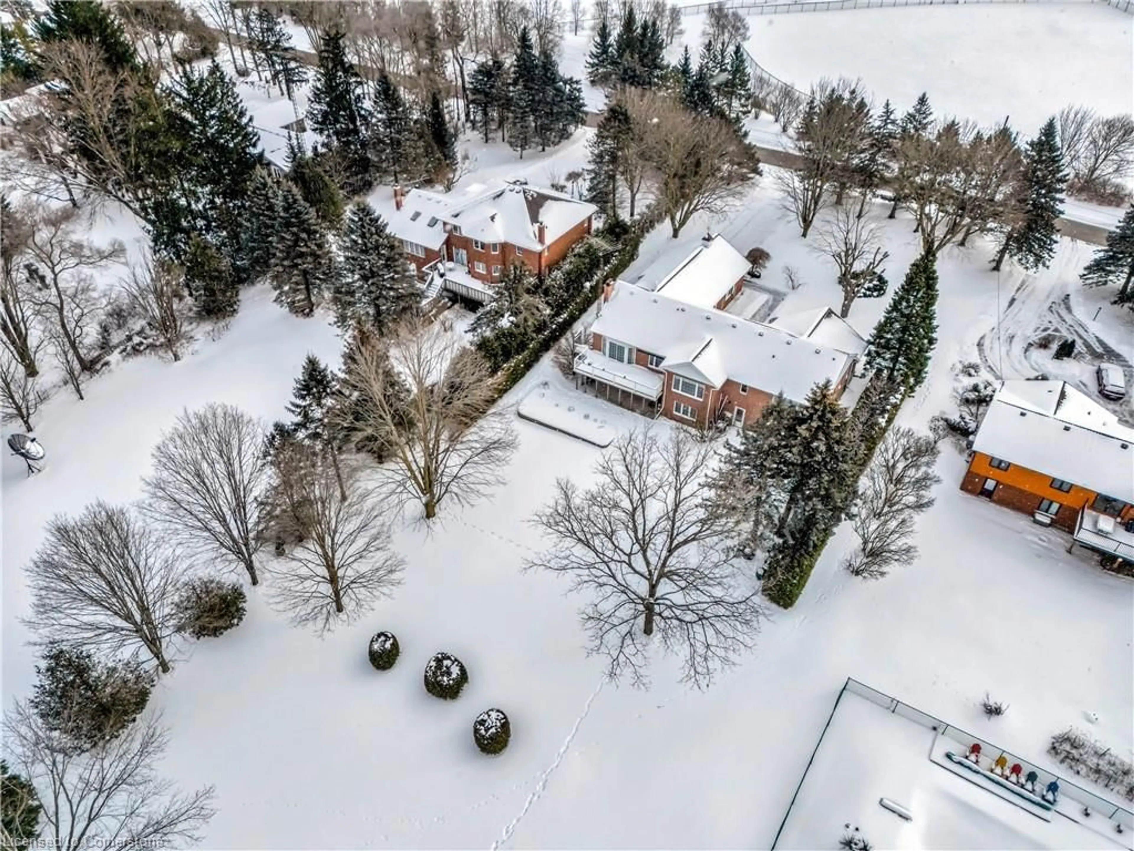 A pic from outside/outdoor area/front of a property/back of a property/a pic from drone, street for 418 Country Squire Rd, Waterloo Ontario N2J 4G8