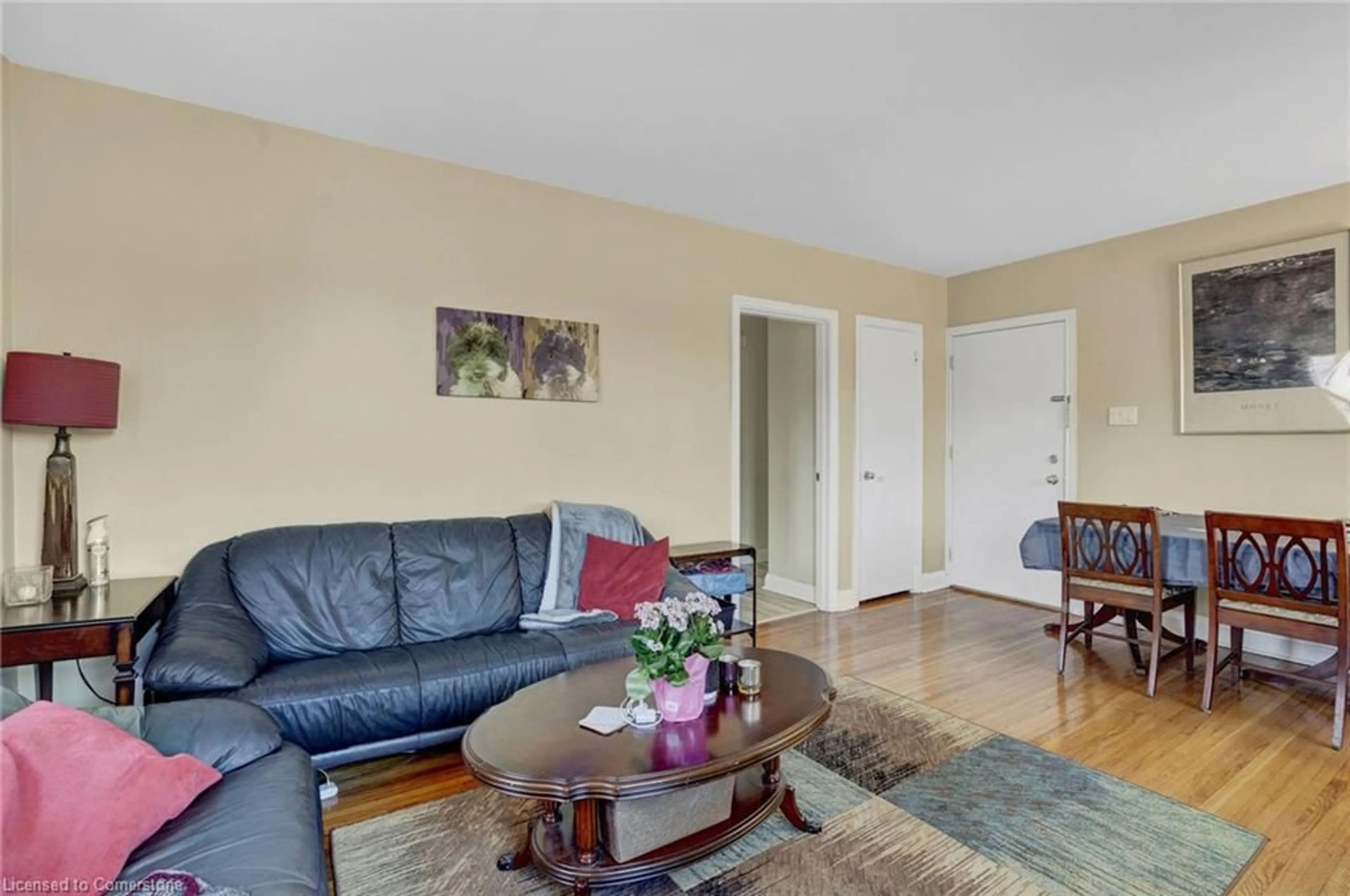 Living room with furniture, wood/laminate floor for 40 Kingsmount St, Hamilton Ontario L8S 3B3