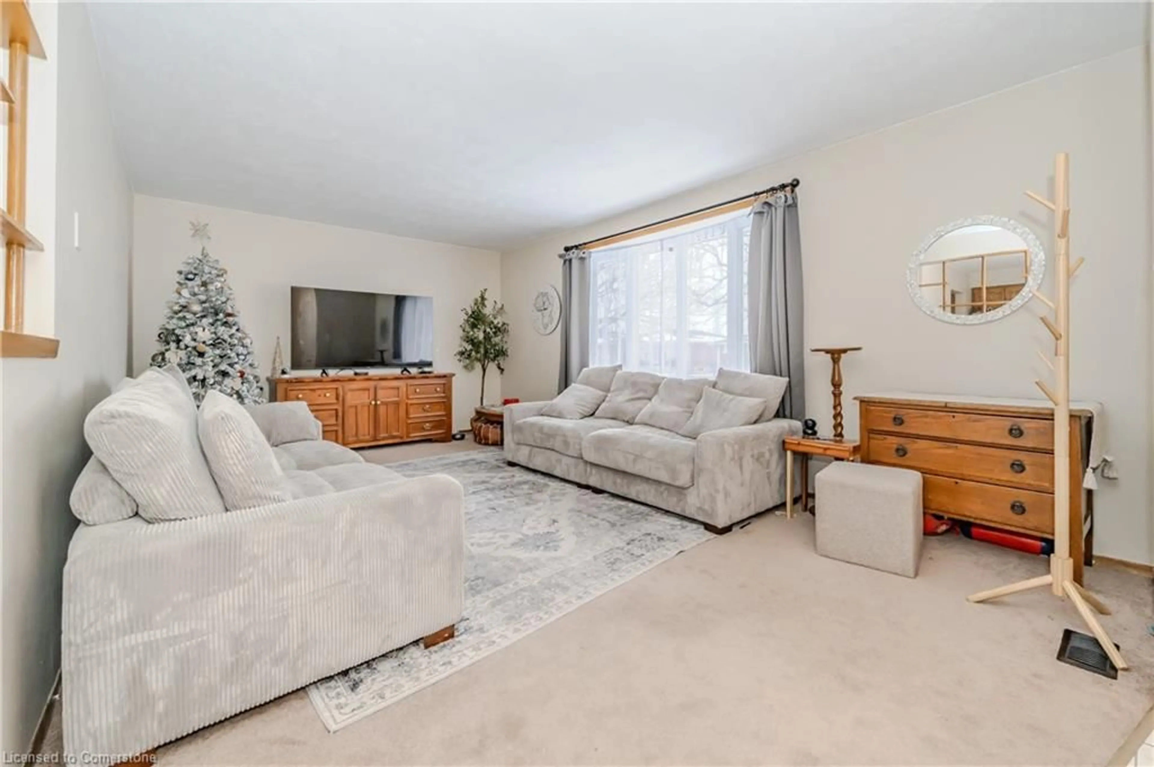 Living room with furniture, carpet floor for 78 Linnwood Ave, Cambridge Ontario N1R 1V3