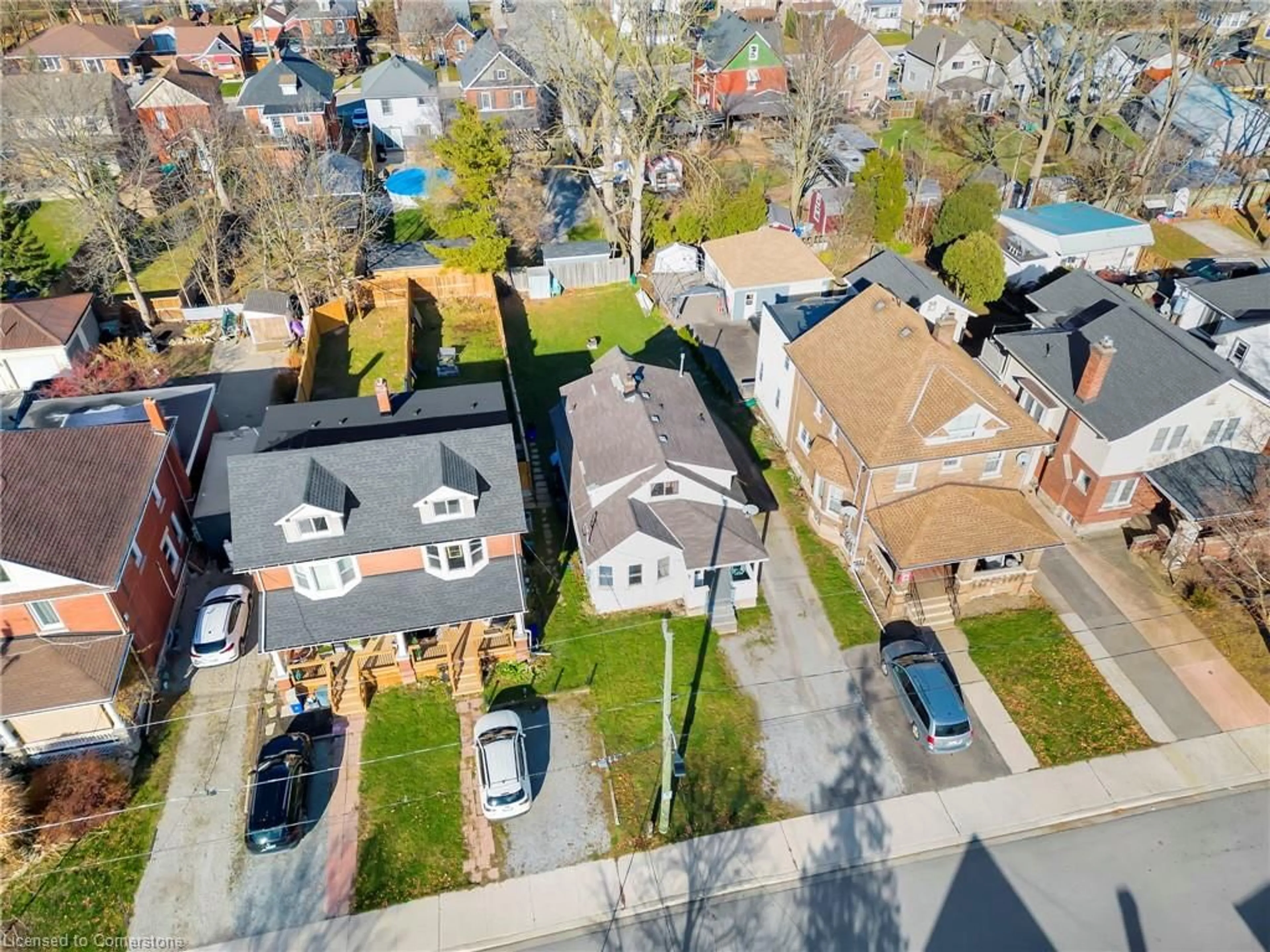 A pic from outside/outdoor area/front of a property/back of a property/a pic from drone, street for 112 Dorothy St, Welland Ontario L3B 3V9