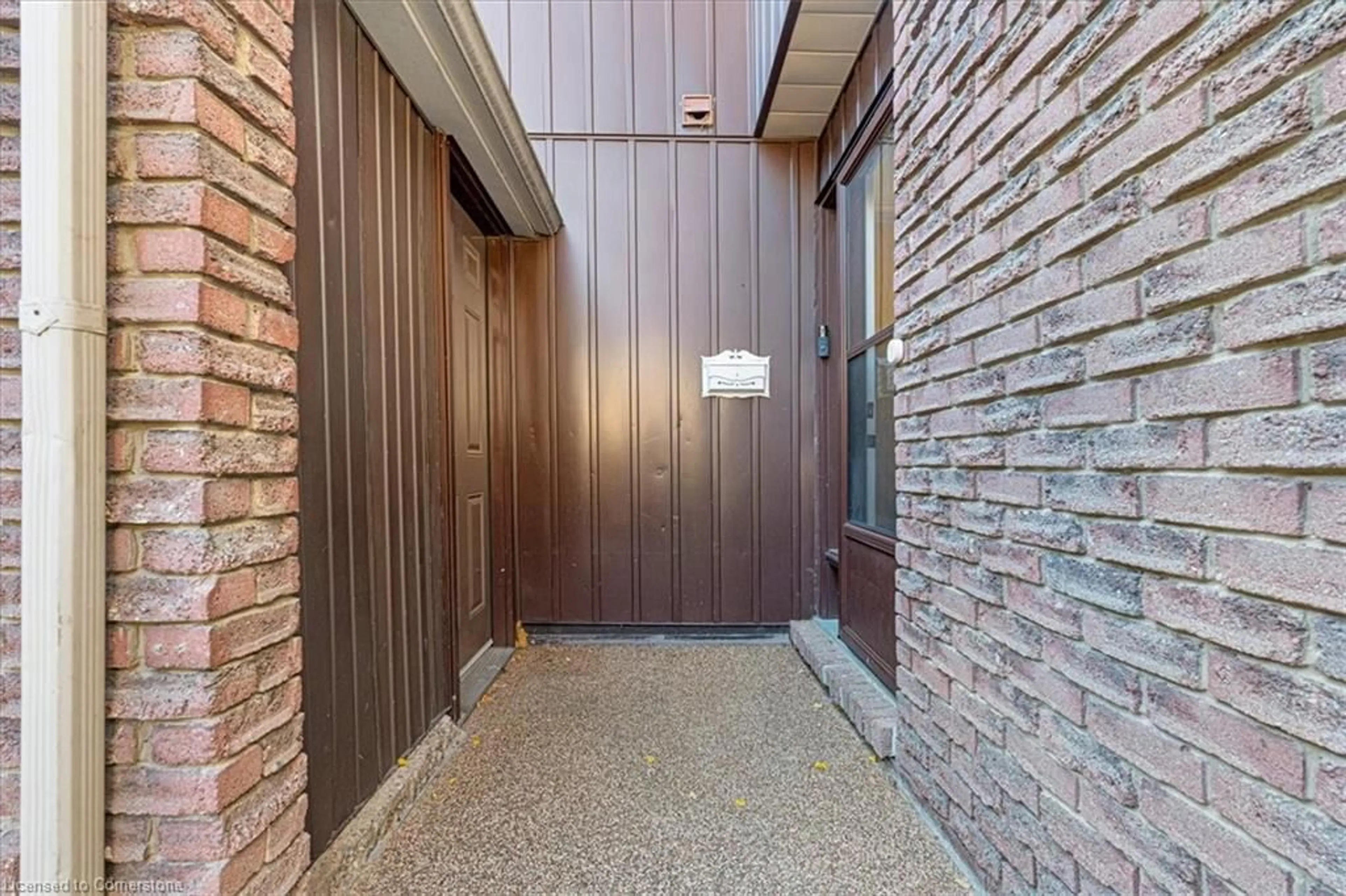 Indoor foyer for 122 Lakeshore Rd #8, St. Catharines Ontario L2N 6N6