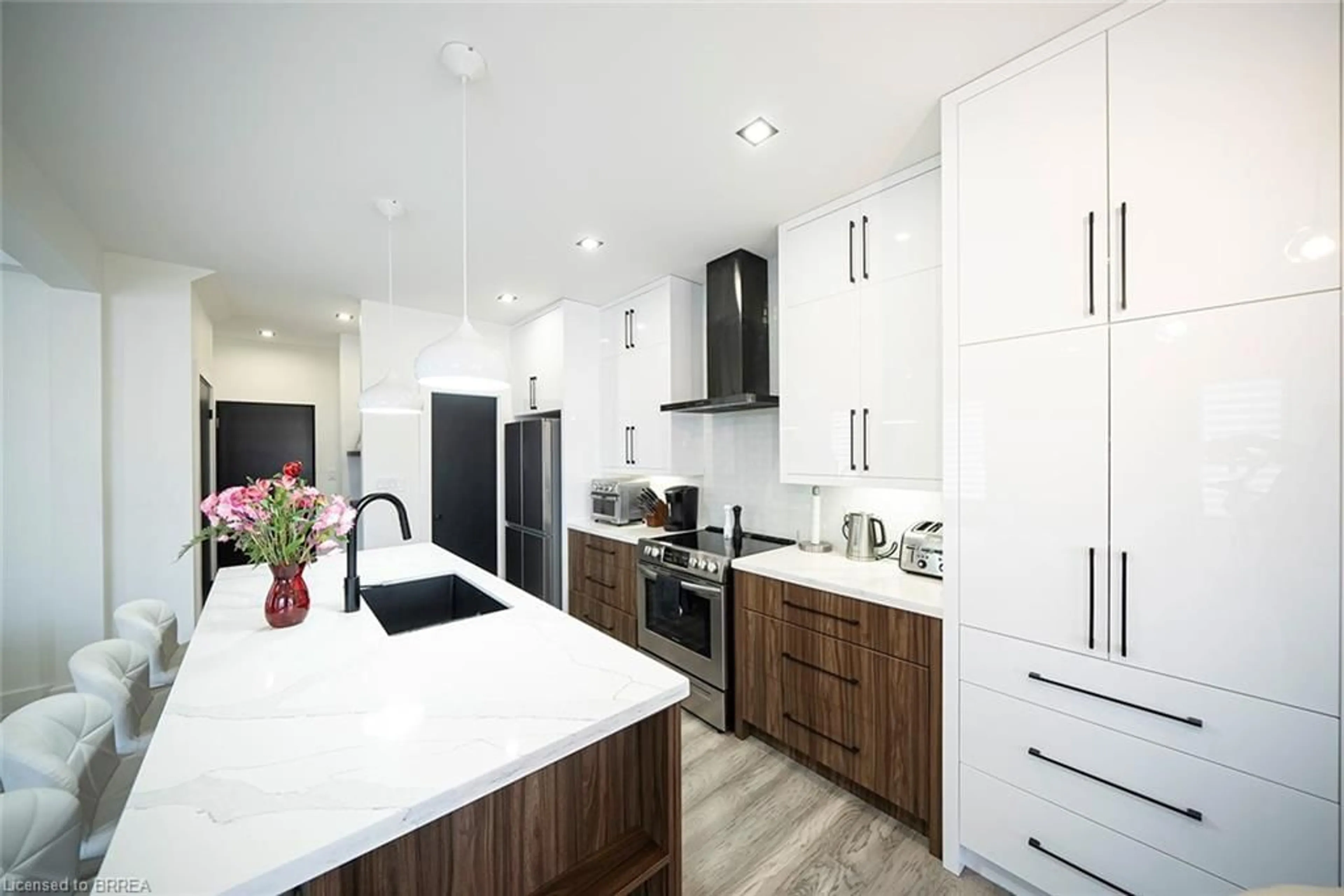 Contemporary kitchen, unknown for 14 Willowbrook Dr, Welland Ontario L3C 0G1