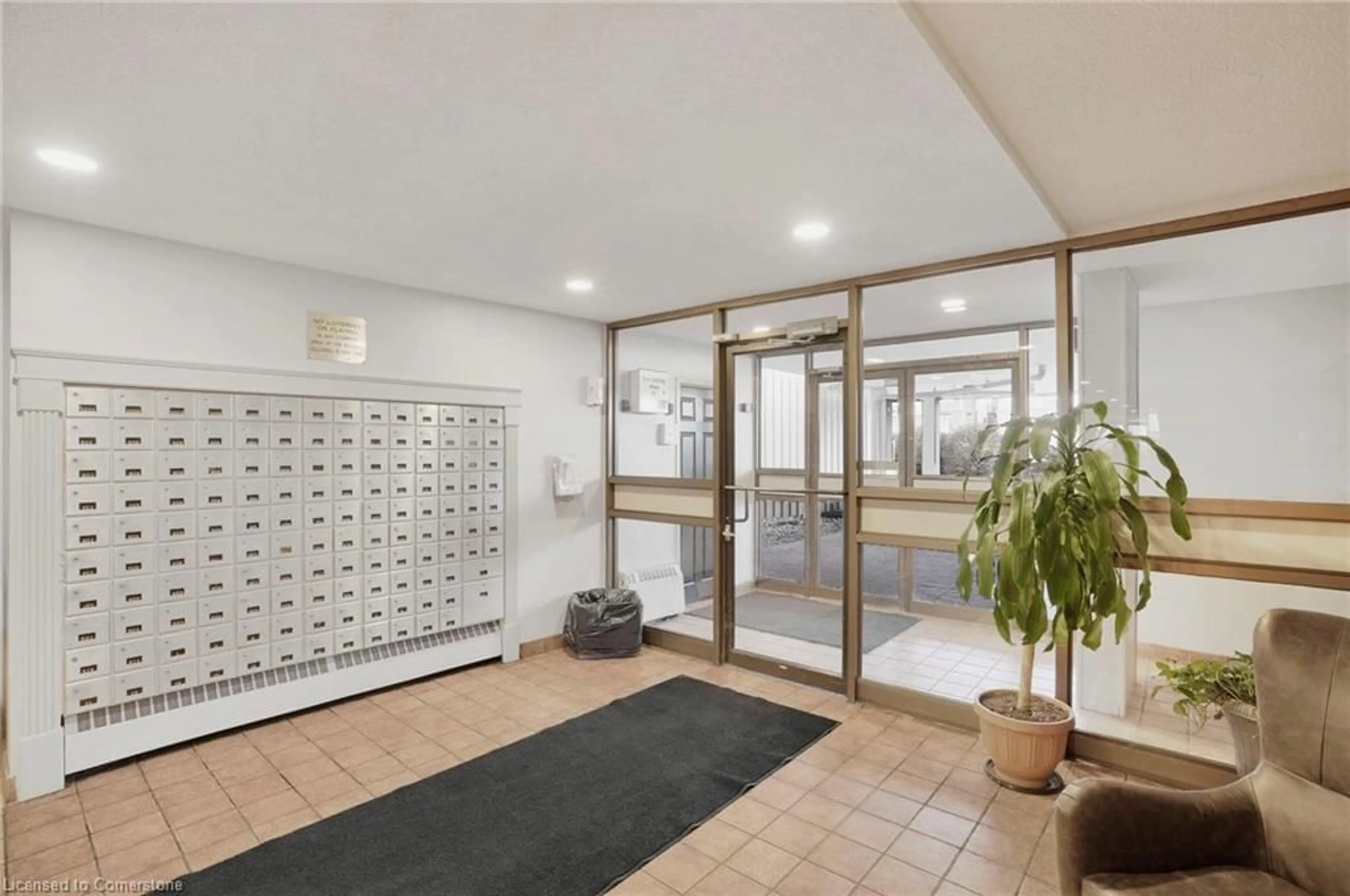 Indoor foyer for 15 Albright Rd #1, Hamilton Ontario L8K 5J2