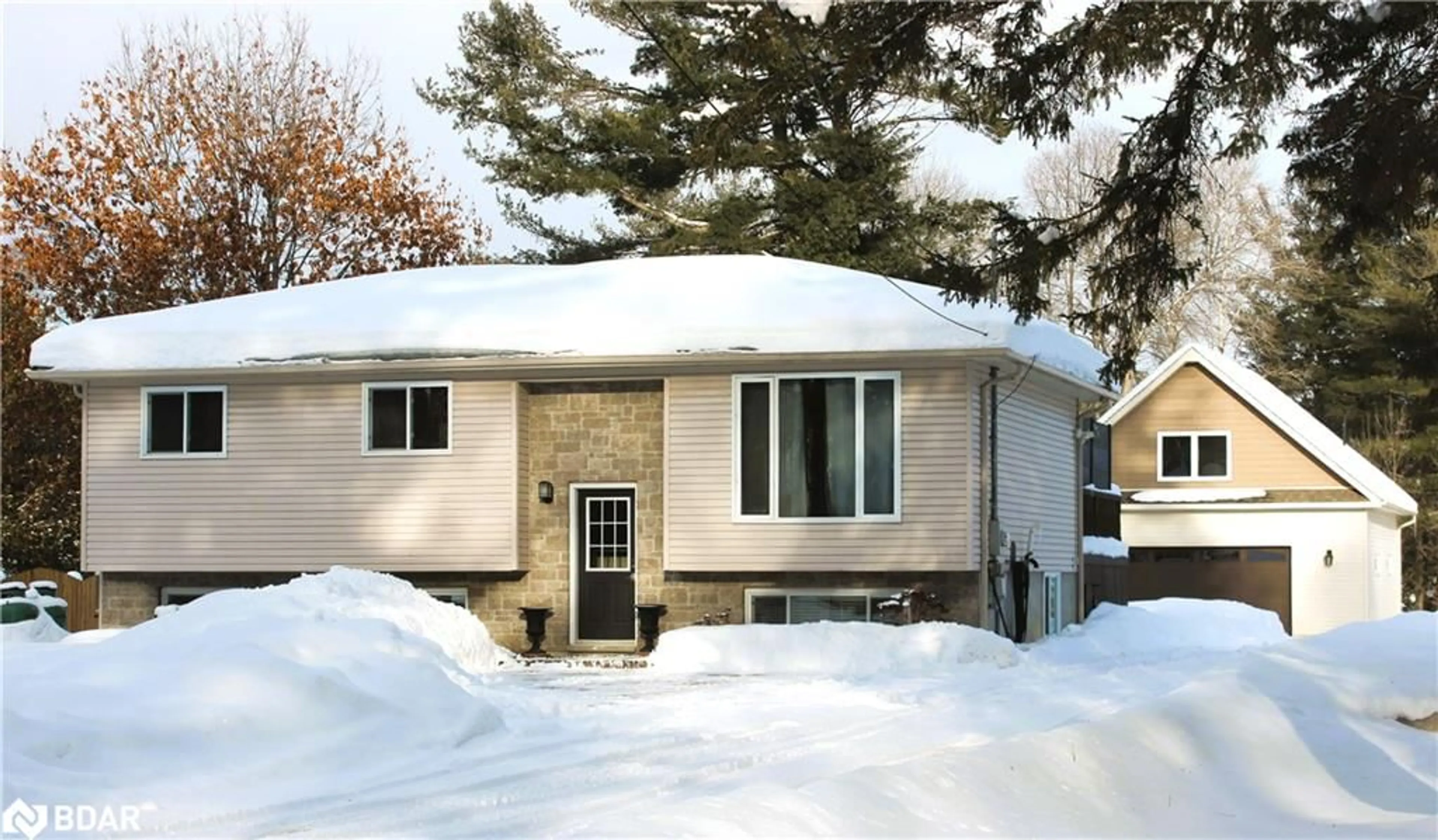 Home with vinyl exterior material, street for 3015 South Sparrow Lake Rd, Washago Ontario L0K 2B0