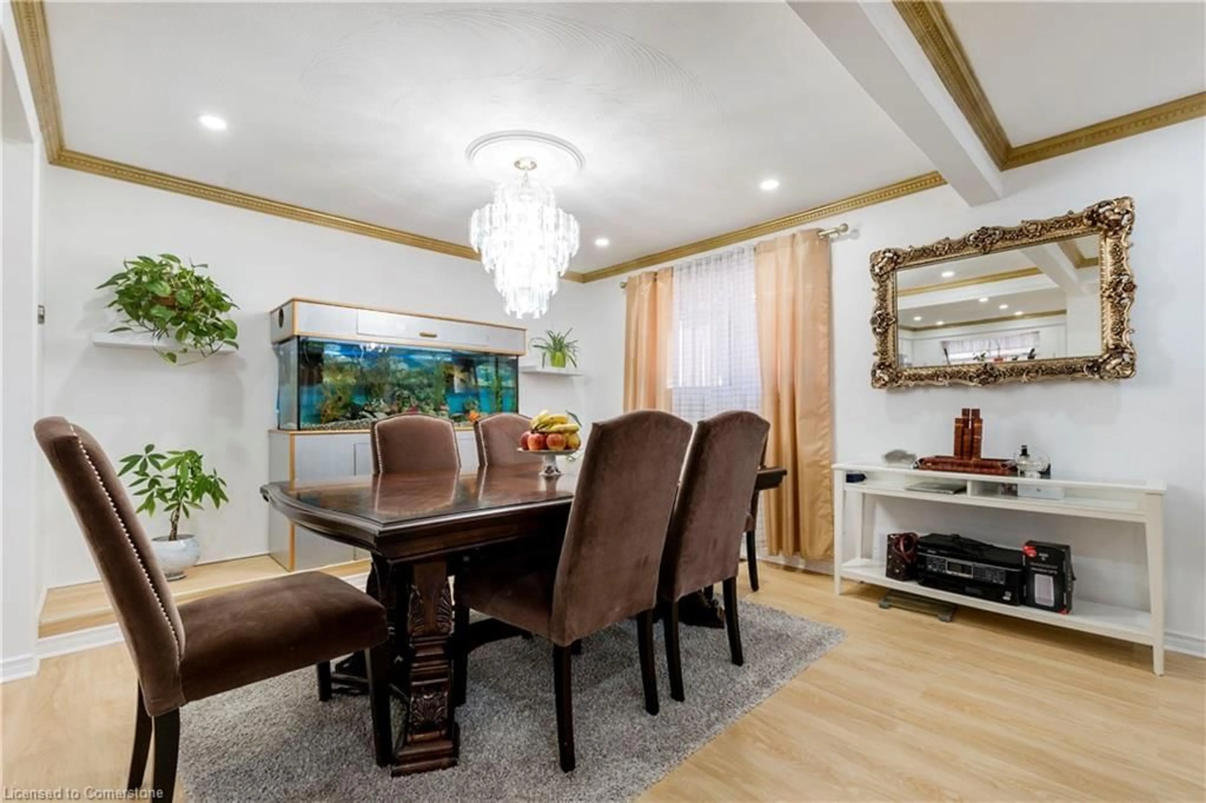 Dining room, wood/laminate floor for 940 Stone Church Rd, Hamilton Ontario L8W 1B1