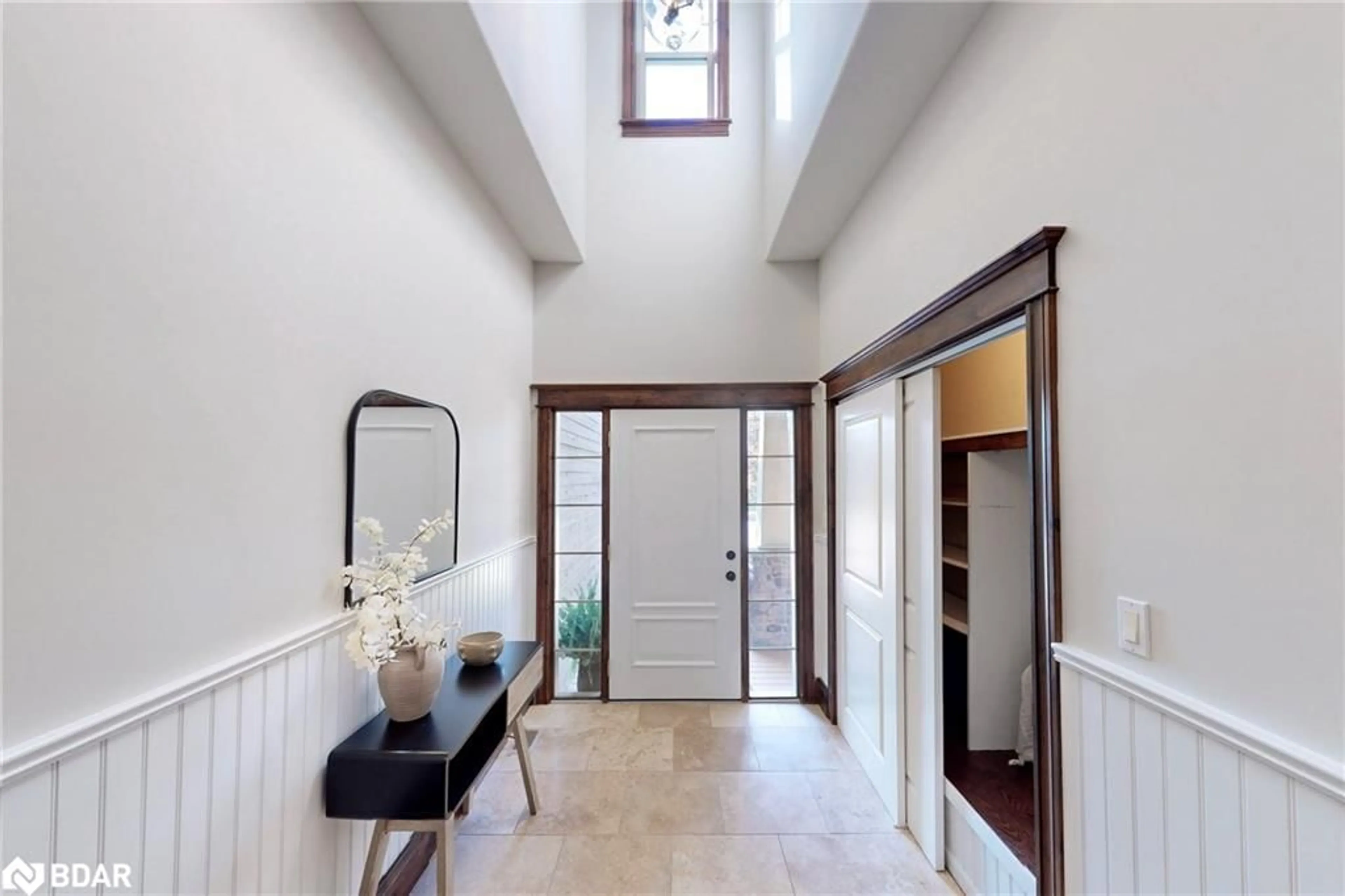 Indoor entryway for 105 Stephens St, Collingwood Ontario L9Y 0G3