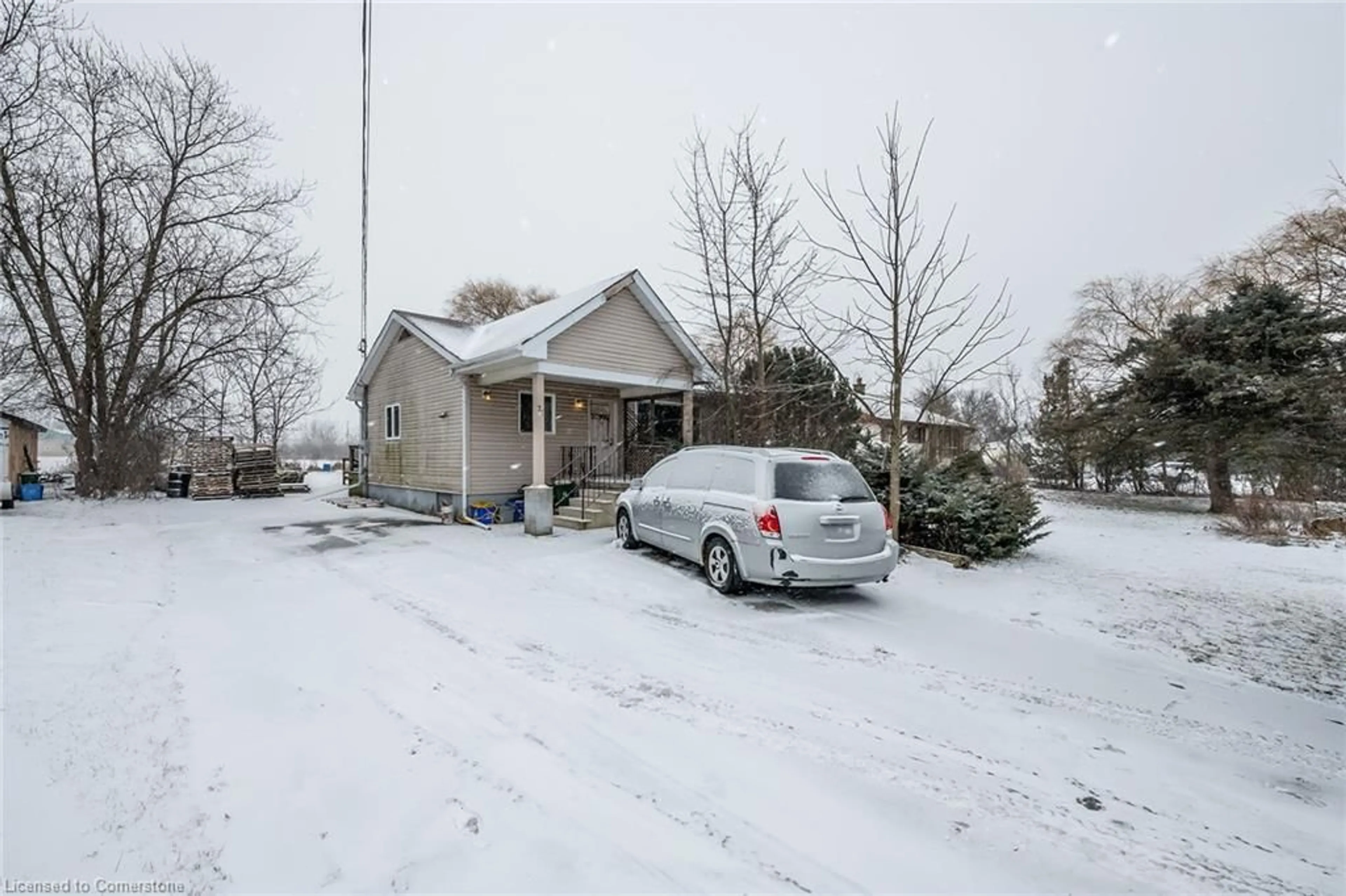 A pic from outside/outdoor area/front of a property/back of a property/a pic from drone, street for 76 Tapleytown Rd, Stoney Creek Ontario L8J 3J9