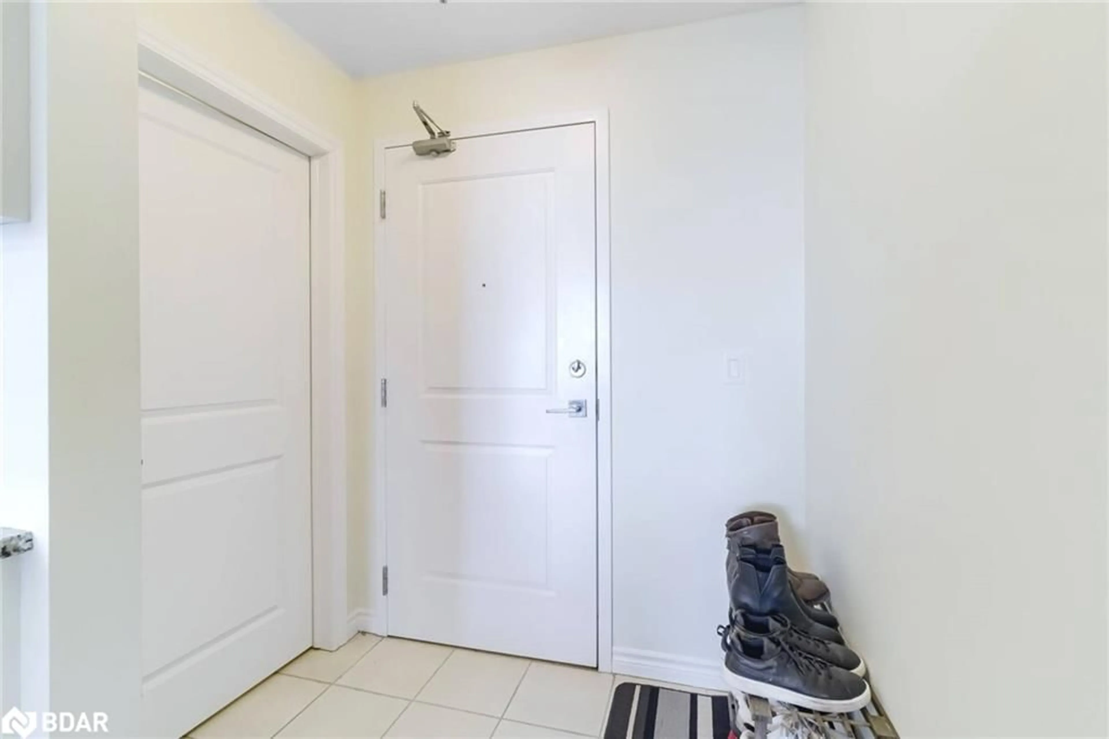 Indoor entryway for 2486 Old Bronte Road #311, Oakville Ontario L6M 4J2