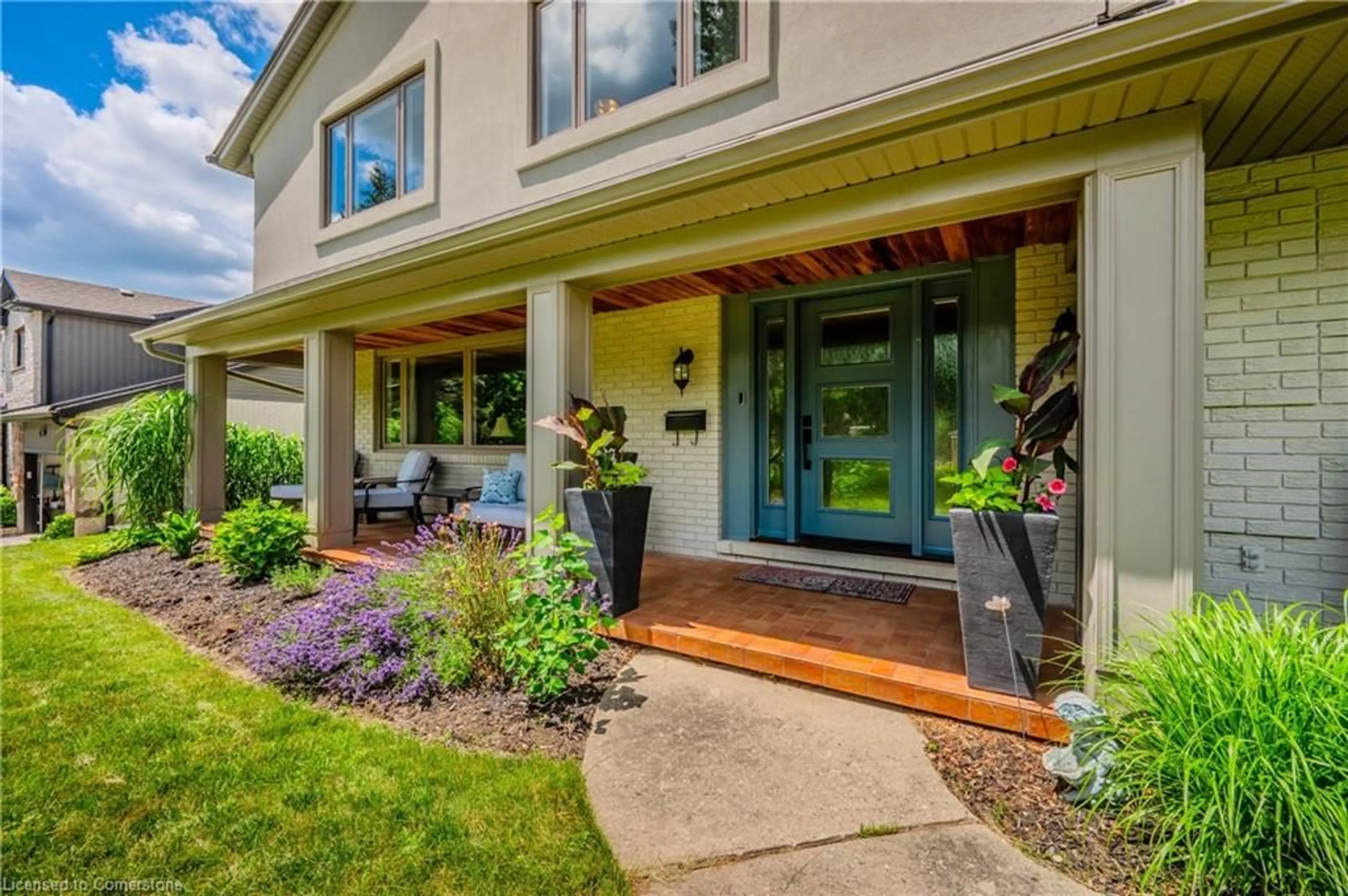 Indoor entryway for 301 Shakespeare Dr, Waterloo Ontario N2L 2T9