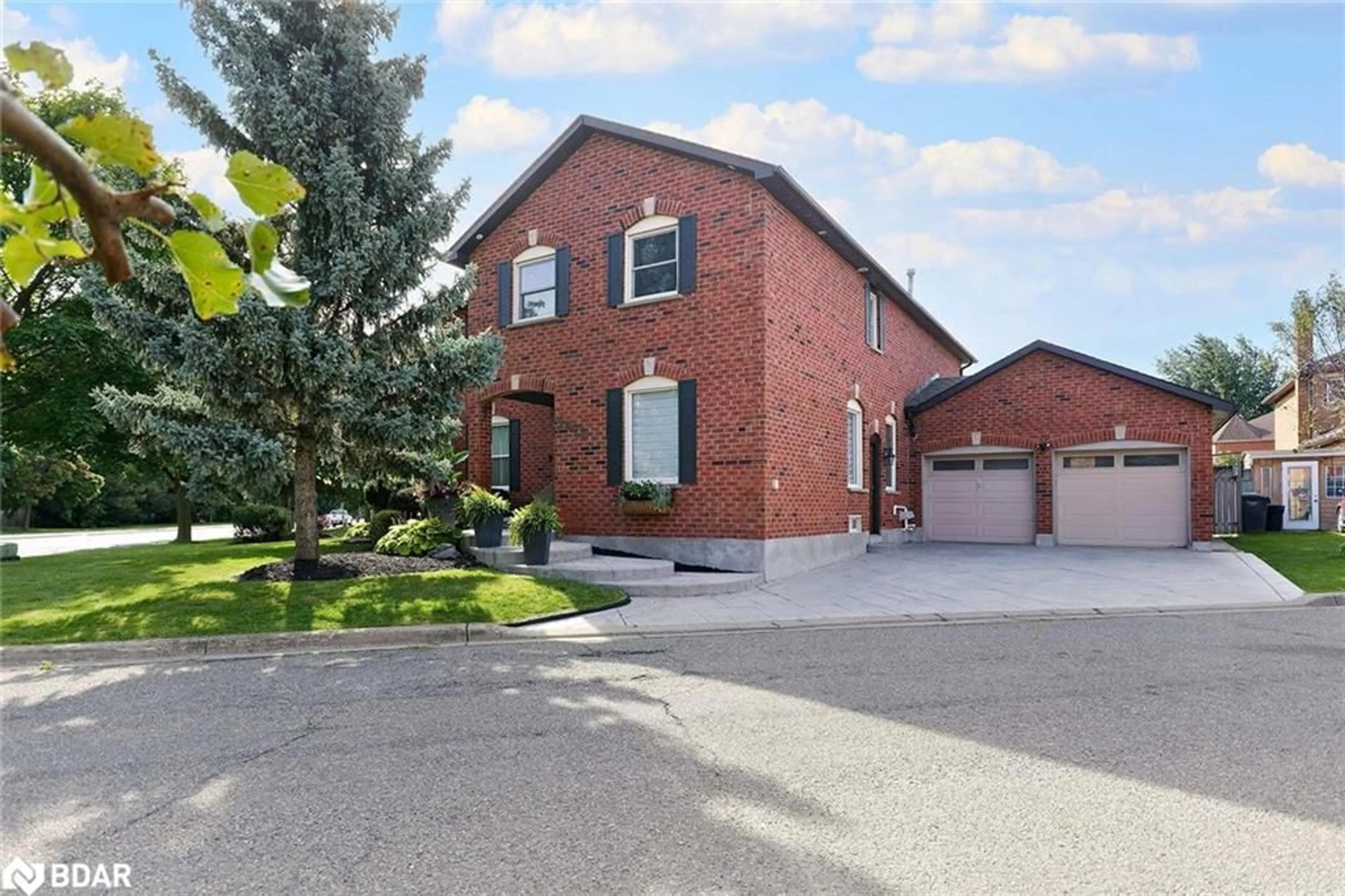 Home with brick exterior material, street for 6402 Tenth Line, Mississauga Ontario L5N 5T4