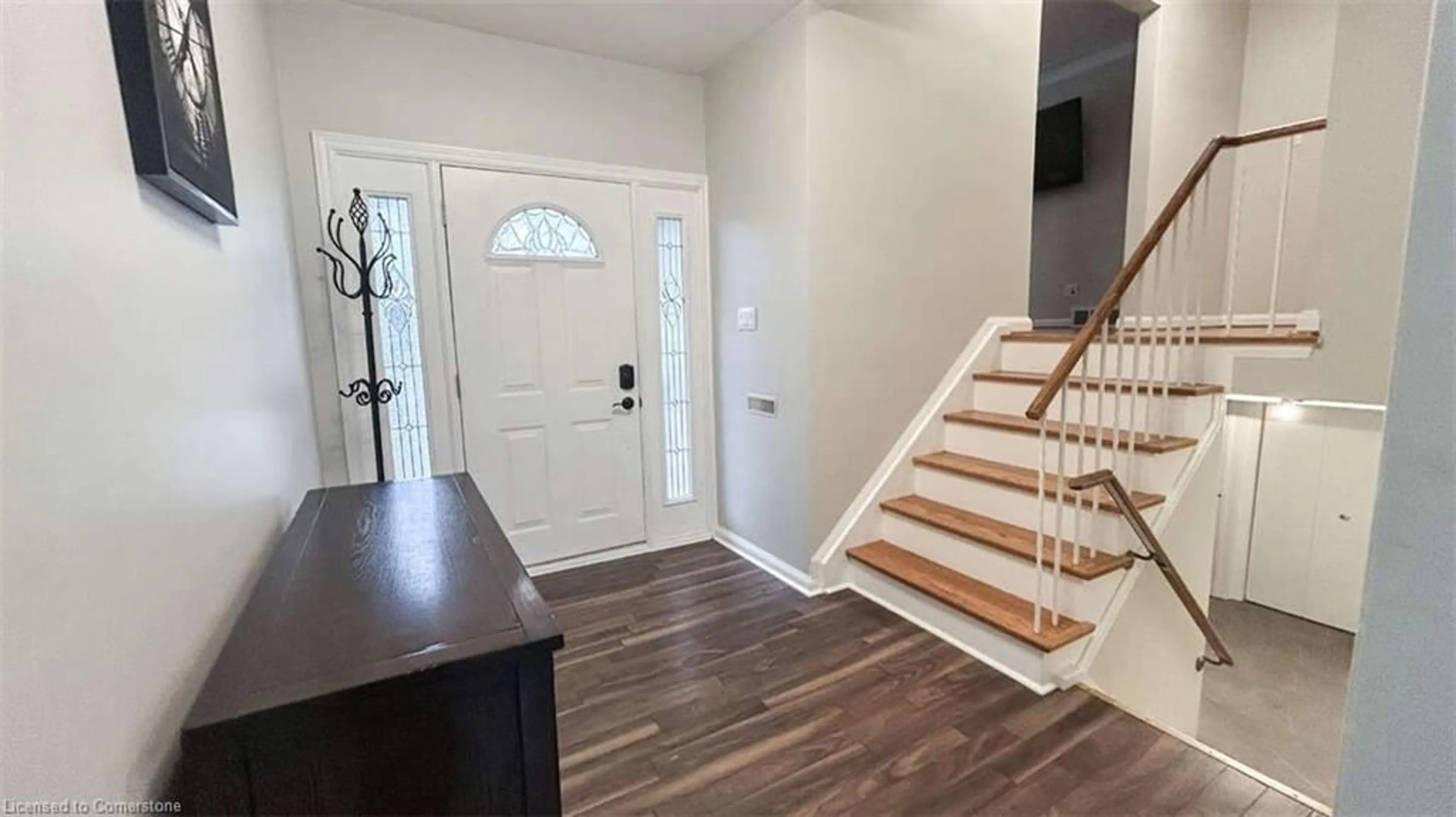 Indoor entryway for 552 Limerick Rd, Burlington Ontario L7L 2K6