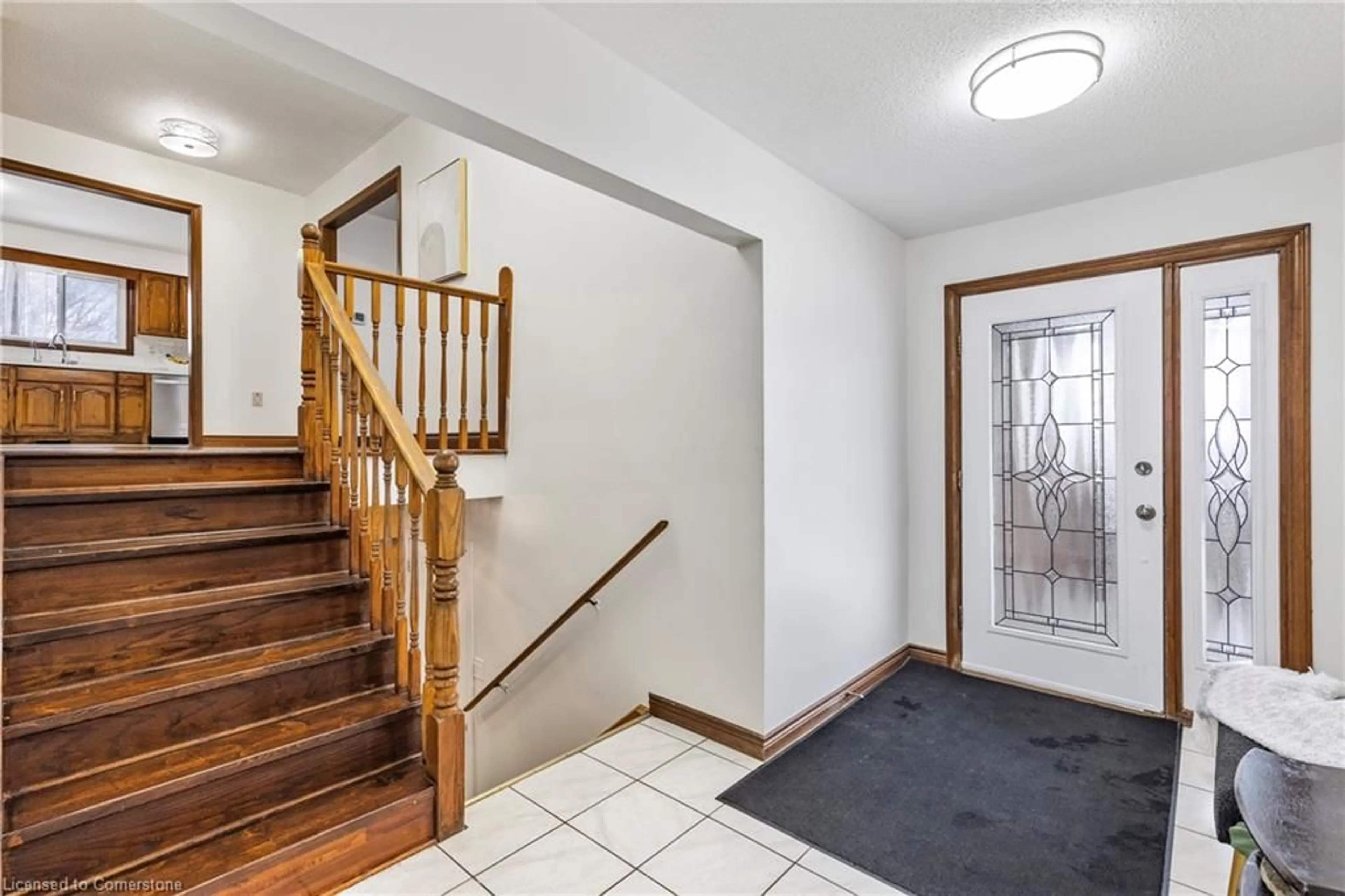 Indoor foyer for 739 Mud St, Stoney Creek Ontario L8J 3B8