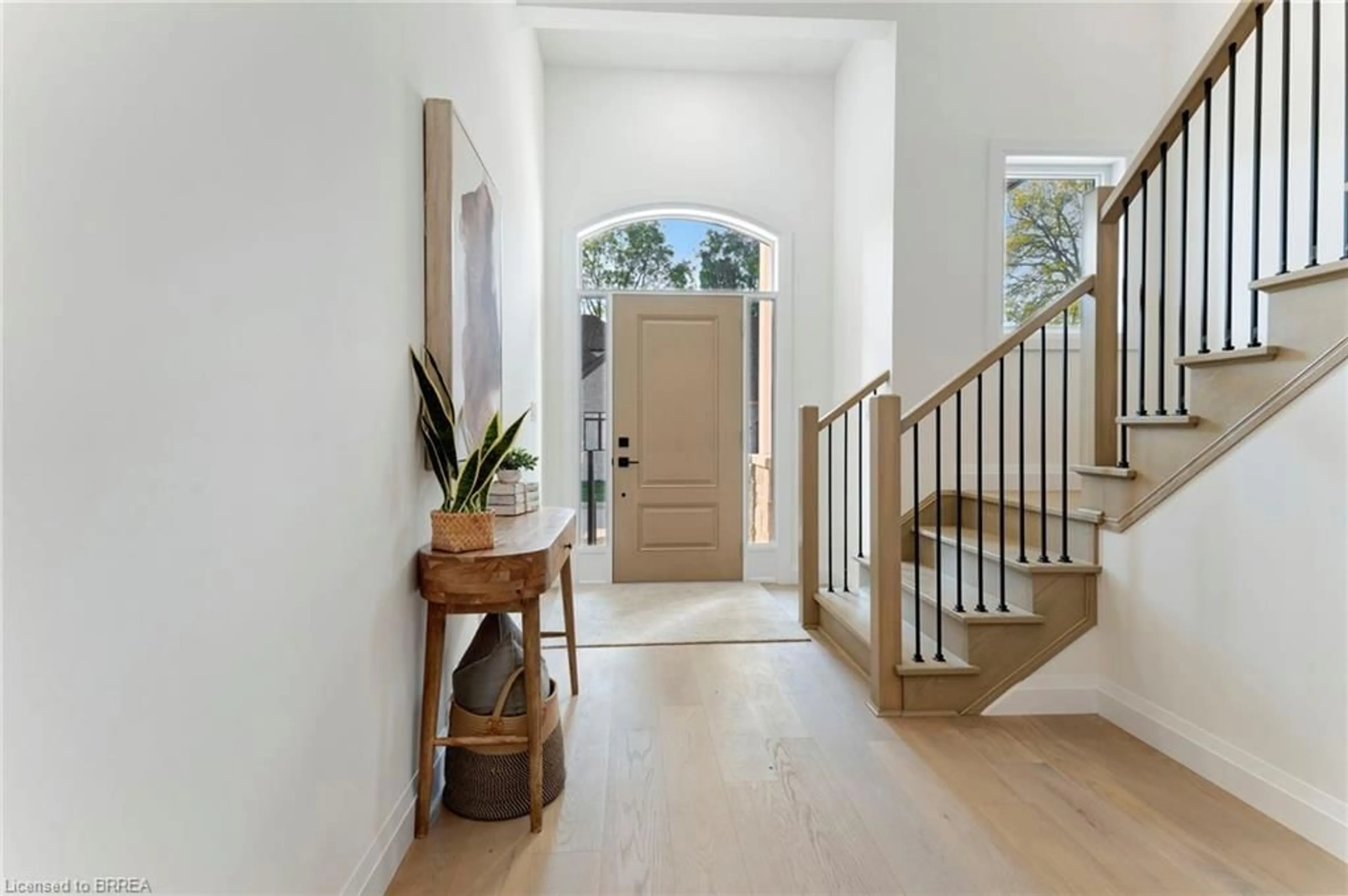 Indoor entryway for 242 Mount Pleasant St #18, Brantford Ontario N3T 1V1