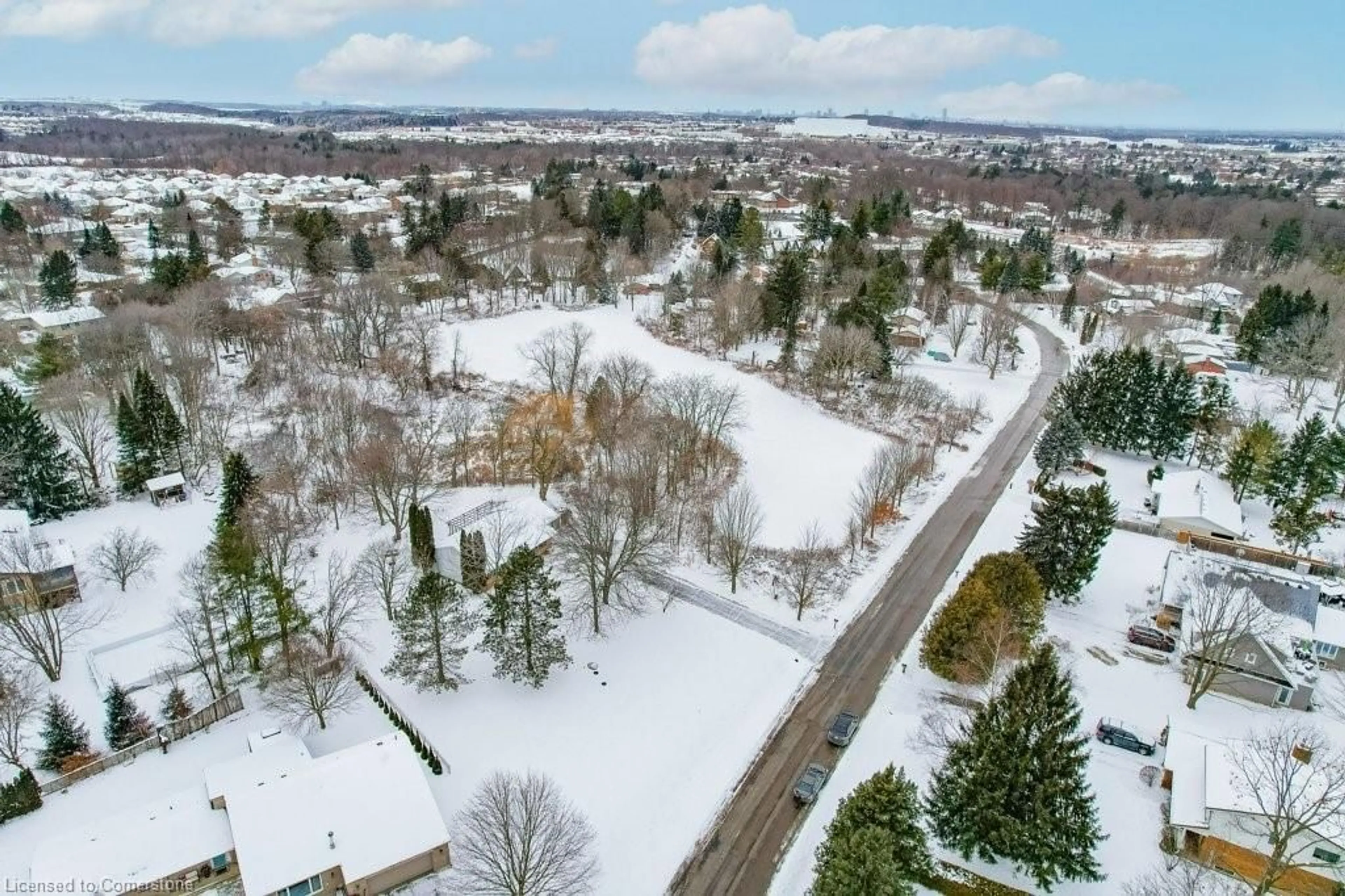 A pic from outside/outdoor area/front of a property/back of a property/a pic from drone, street for 39 Bannockburn Rd, Kitchener Ontario N2R 1M1