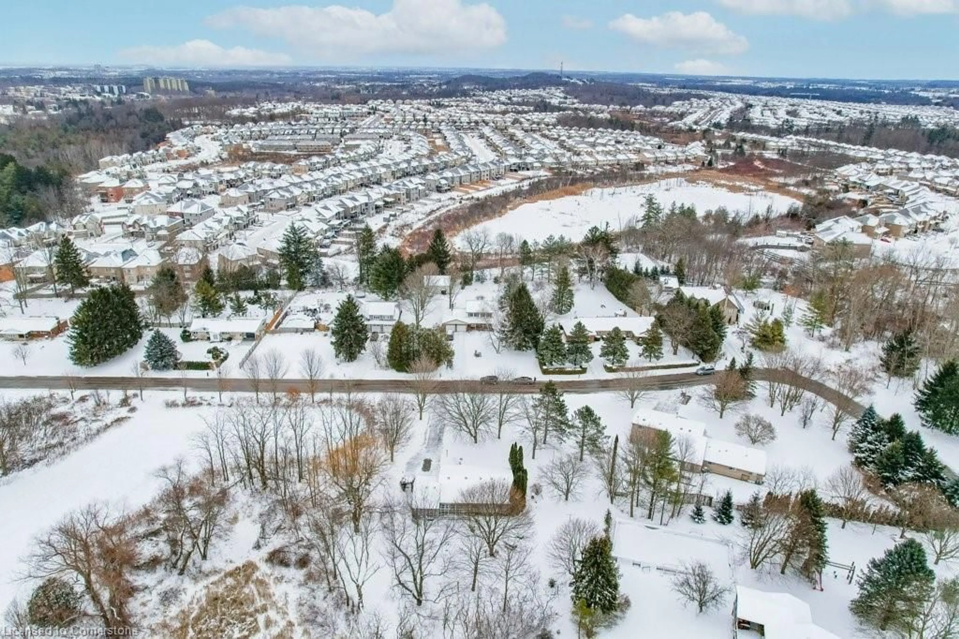 A pic from outside/outdoor area/front of a property/back of a property/a pic from drone, unknown for 39 Bannockburn Rd, Kitchener Ontario N2R 1M1