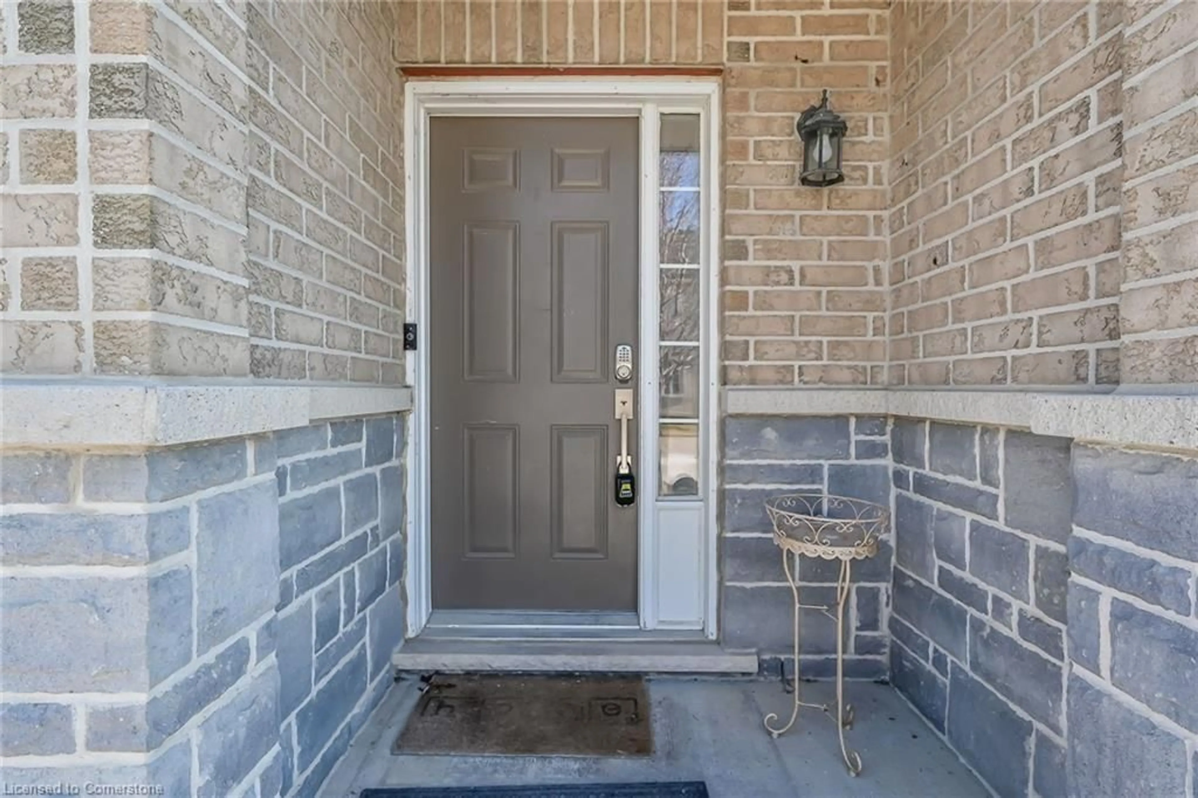 Indoor entryway for 170 Palacebeach Trail #24, Hamilton Ontario L8E 0H2