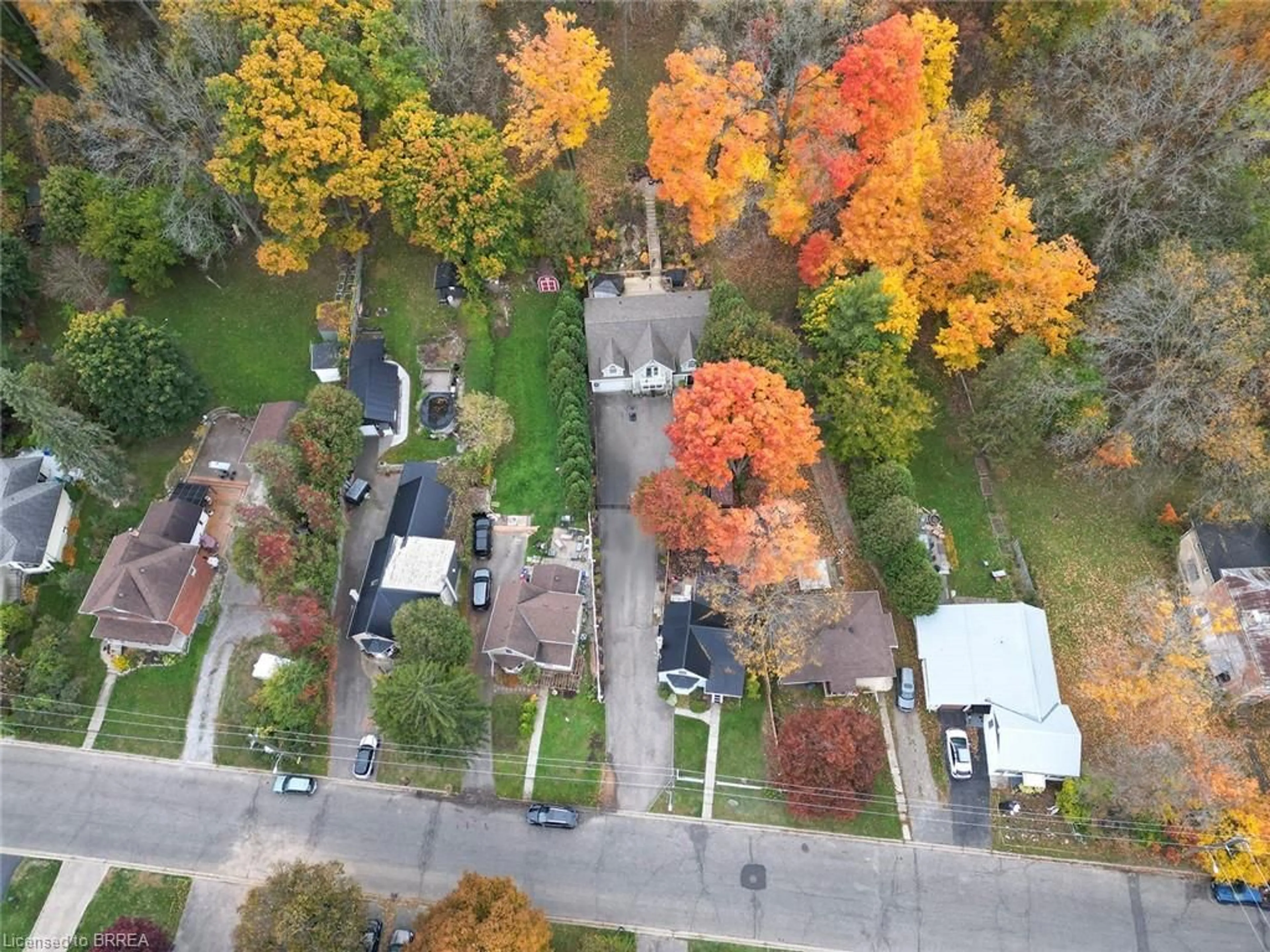 A pic from outside/outdoor area/front of a property/back of a property/a pic from drone, street for 75 Washington St, Paris Ontario N3L 2A6