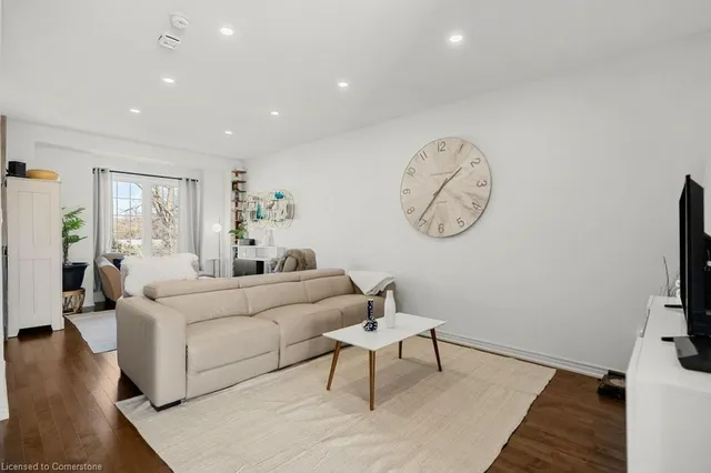Additional property image - 2220 Queensway Dr Unit 13