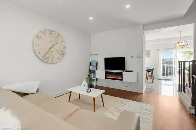 Additional property image - 2220 Queensway Dr Unit 13