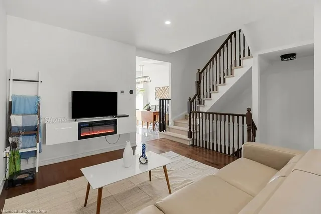 Additional property image - 2220 Queensway Dr Unit 13