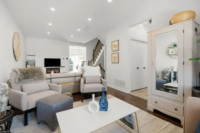 Additional property image - 2220 Queensway Dr Unit 13