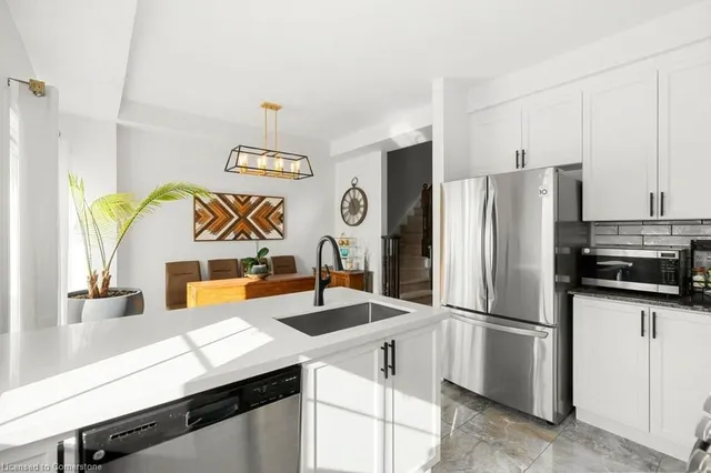 Additional property image - 2220 Queensway Dr Unit 13