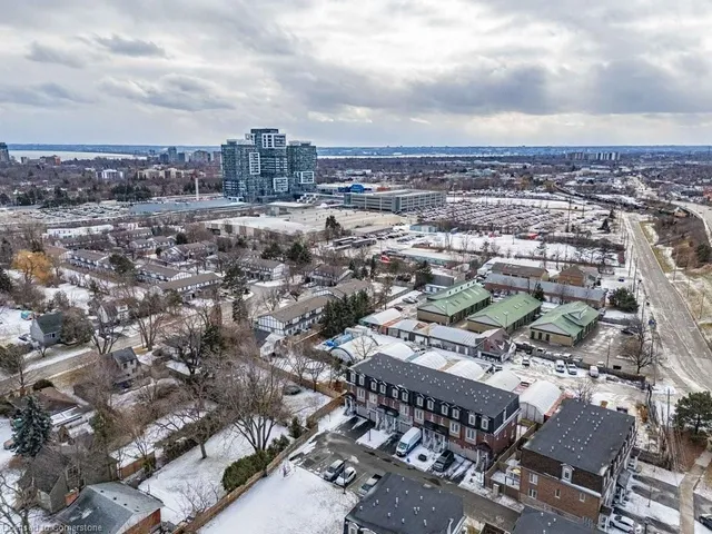 Additional property image - 2220 Queensway Dr Unit 13