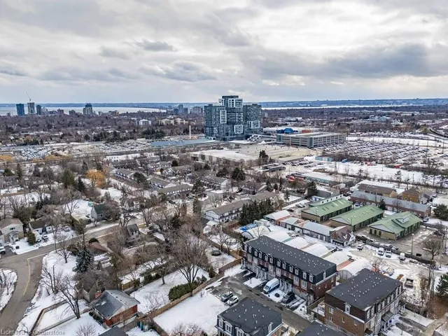 Additional property image - 2220 Queensway Dr Unit 13