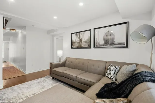 Additional property image - 2220 Queensway Dr Unit 13