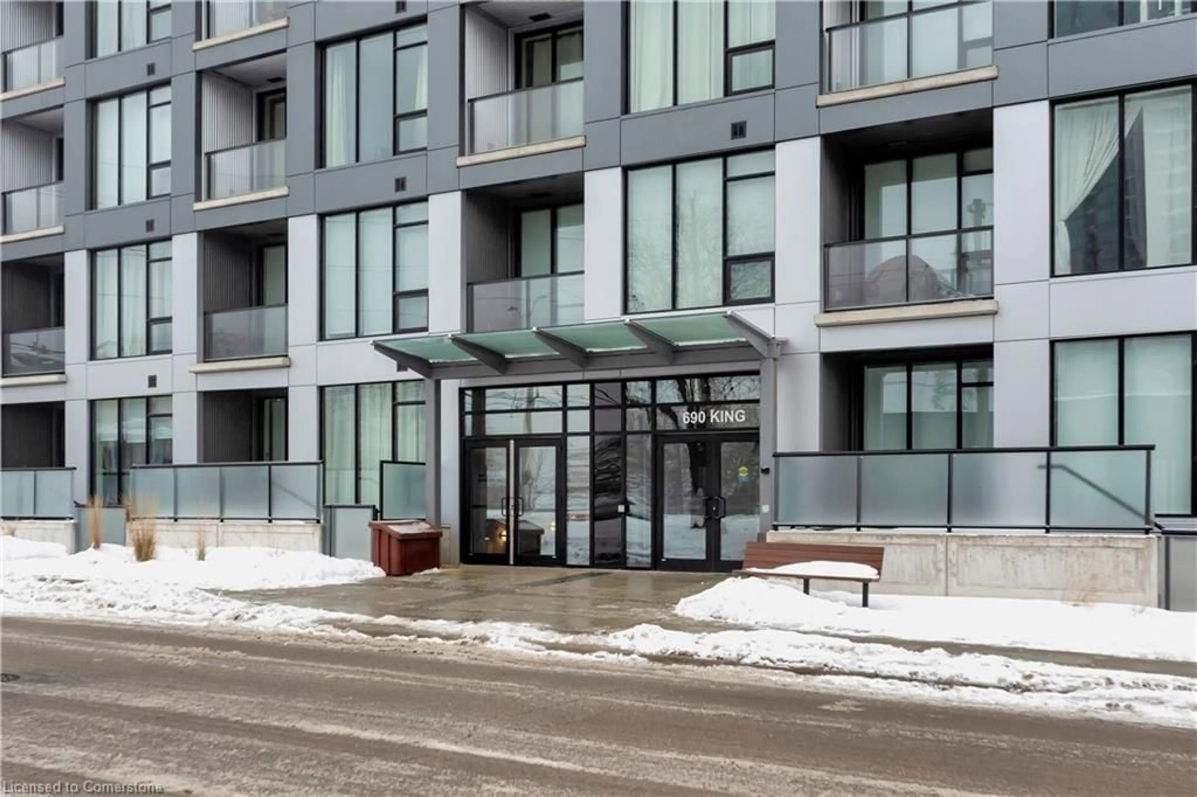 Indoor foyer for 690 King St #203, Waterloo Ontario N2G 0B9