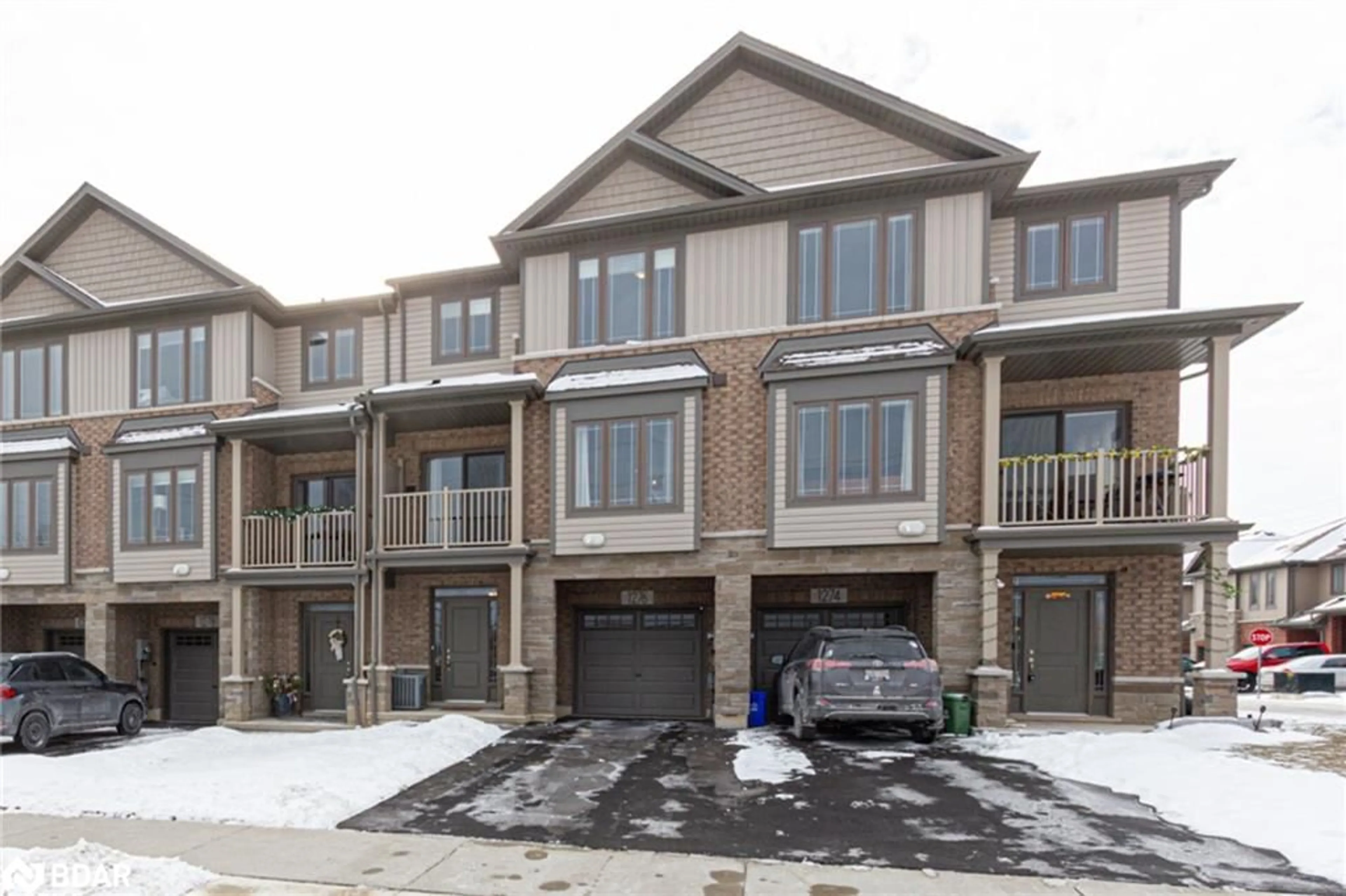 A pic from outside/outdoor area/front of a property/back of a property/a pic from drone, street for 1276 Baseline Rd Rd, Stoney Creek Ontario L8E 0K6