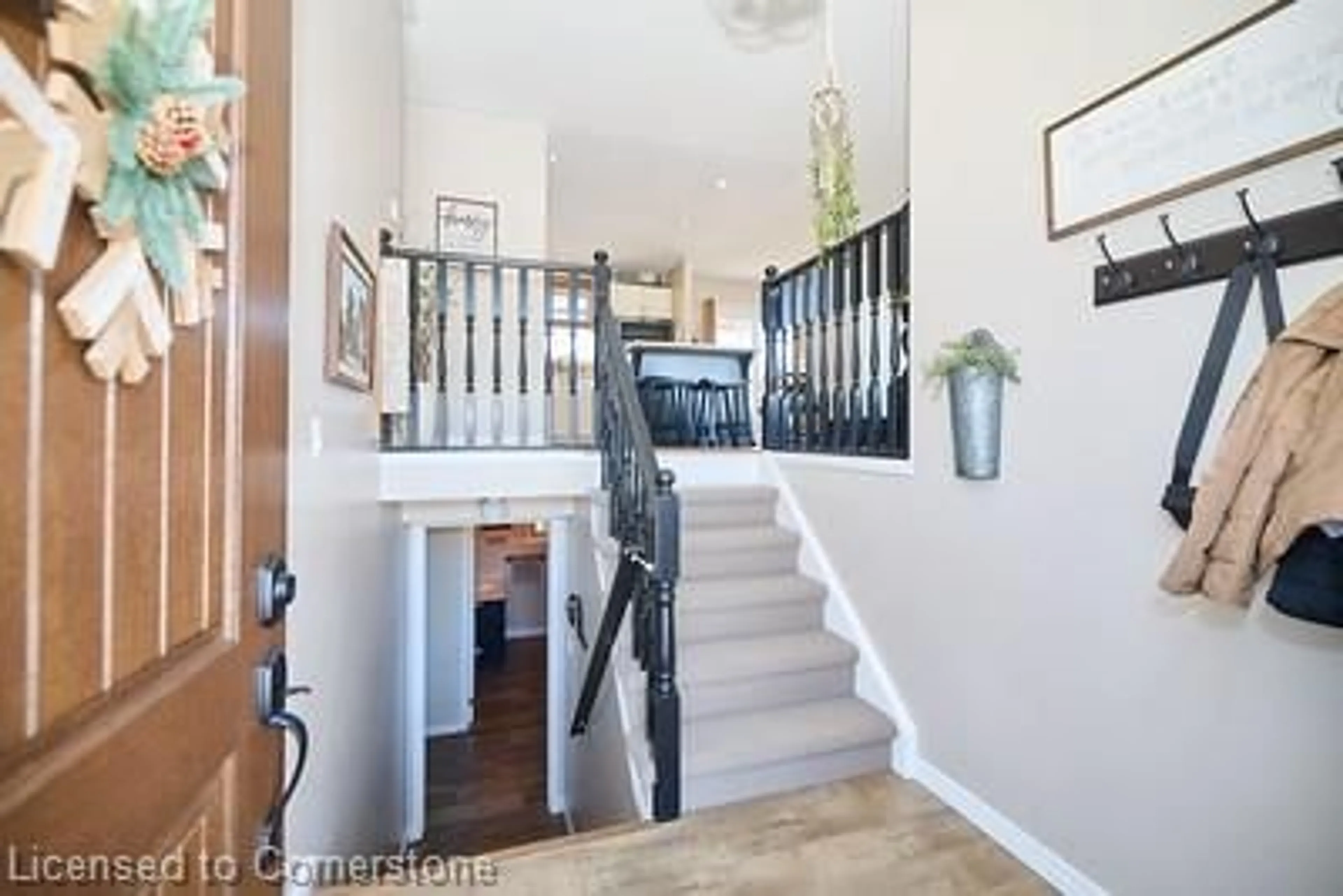 Indoor entryway for 5286 Beavercreek Cres, Wellandport Ontario L0R 2J0