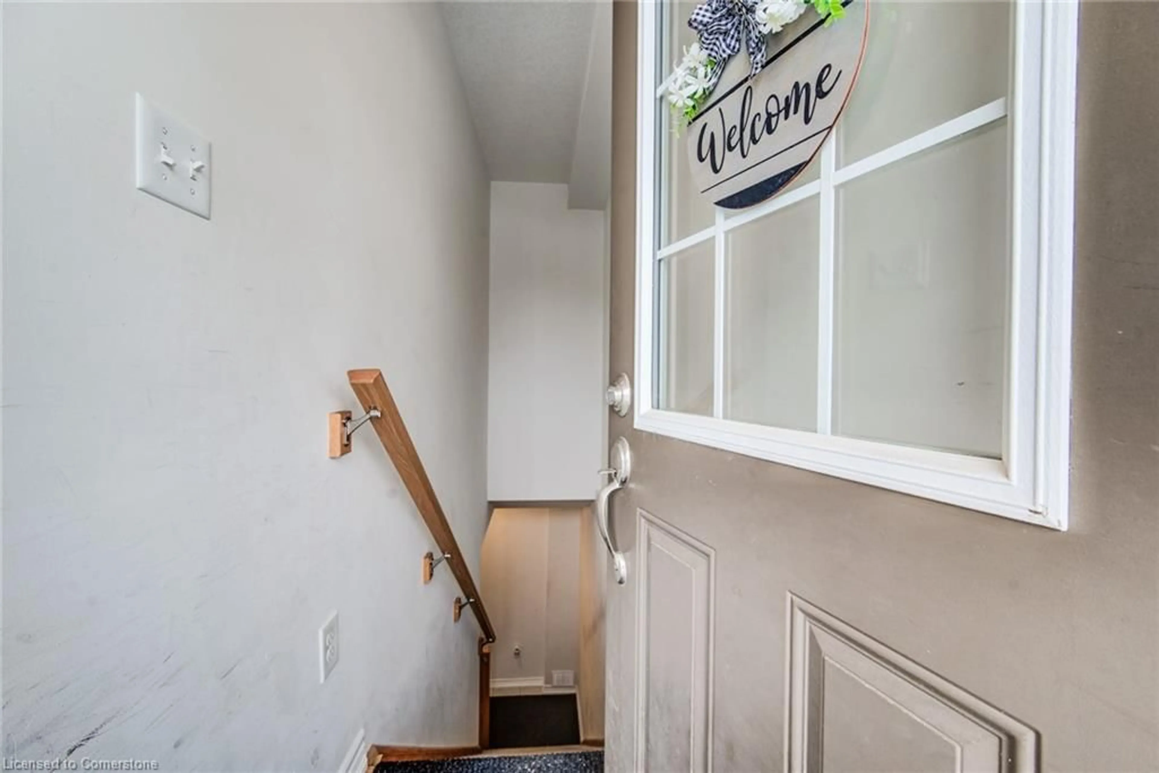 Indoor entryway for 403 Westwood Dr #7, Kitchener Ontario N2M 0B5