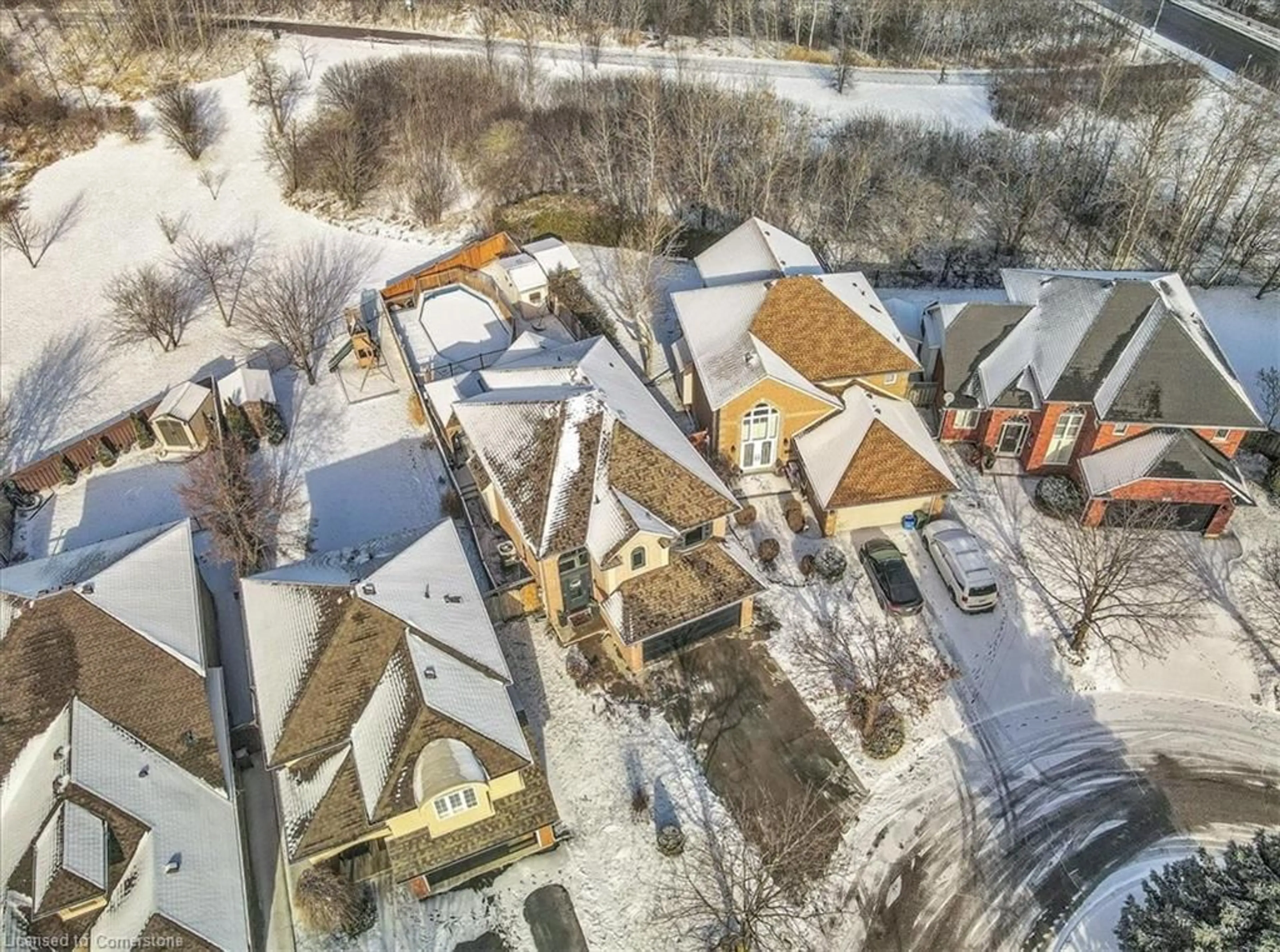 A pic from outside/outdoor area/front of a property/back of a property/a pic from drone, street for 13 Treeview Crt, Stoney Creek Ontario L8J 3R7