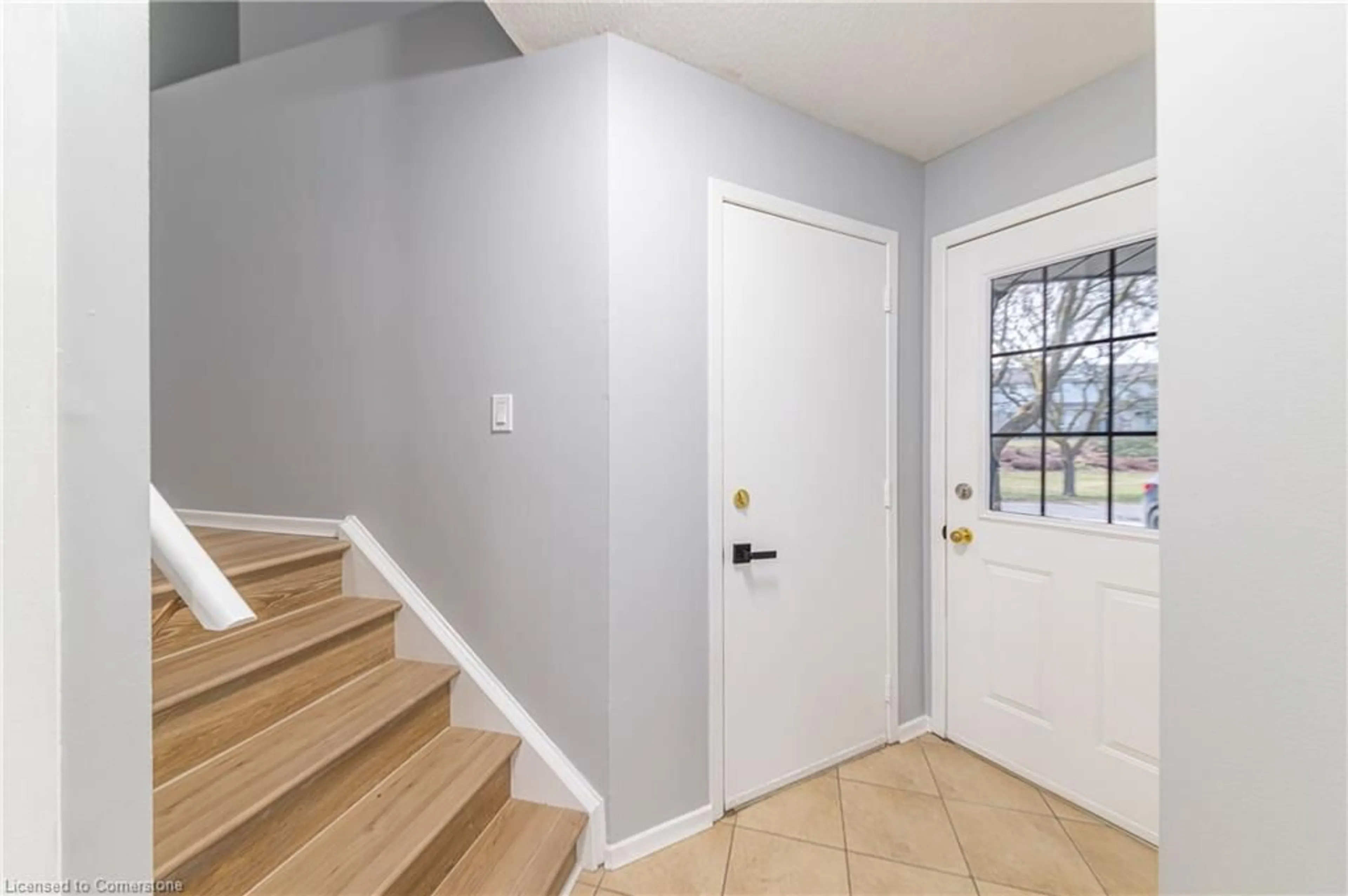 Indoor entryway for 415 Kingscourt Dr #3, Waterloo Ontario N2K 3R4